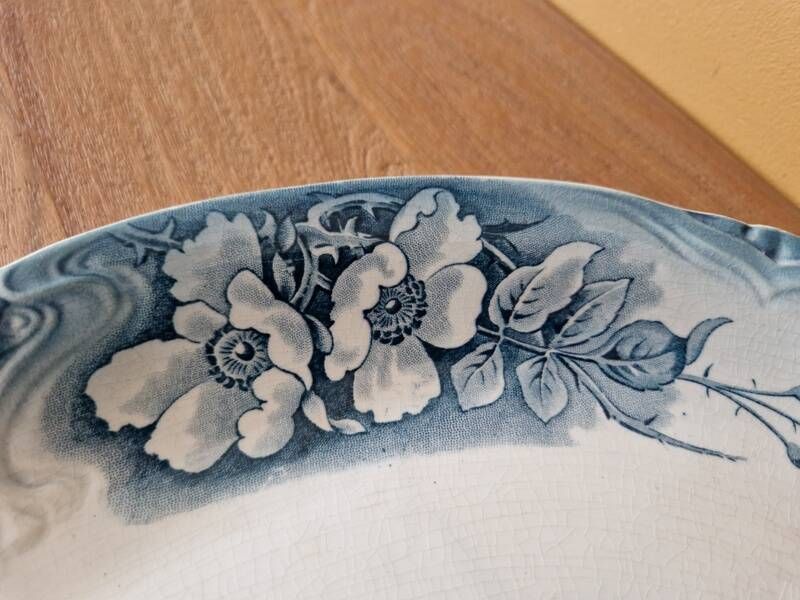 Important hollow plate in Saint Amand and Hamage earthenware, model Sylvia.