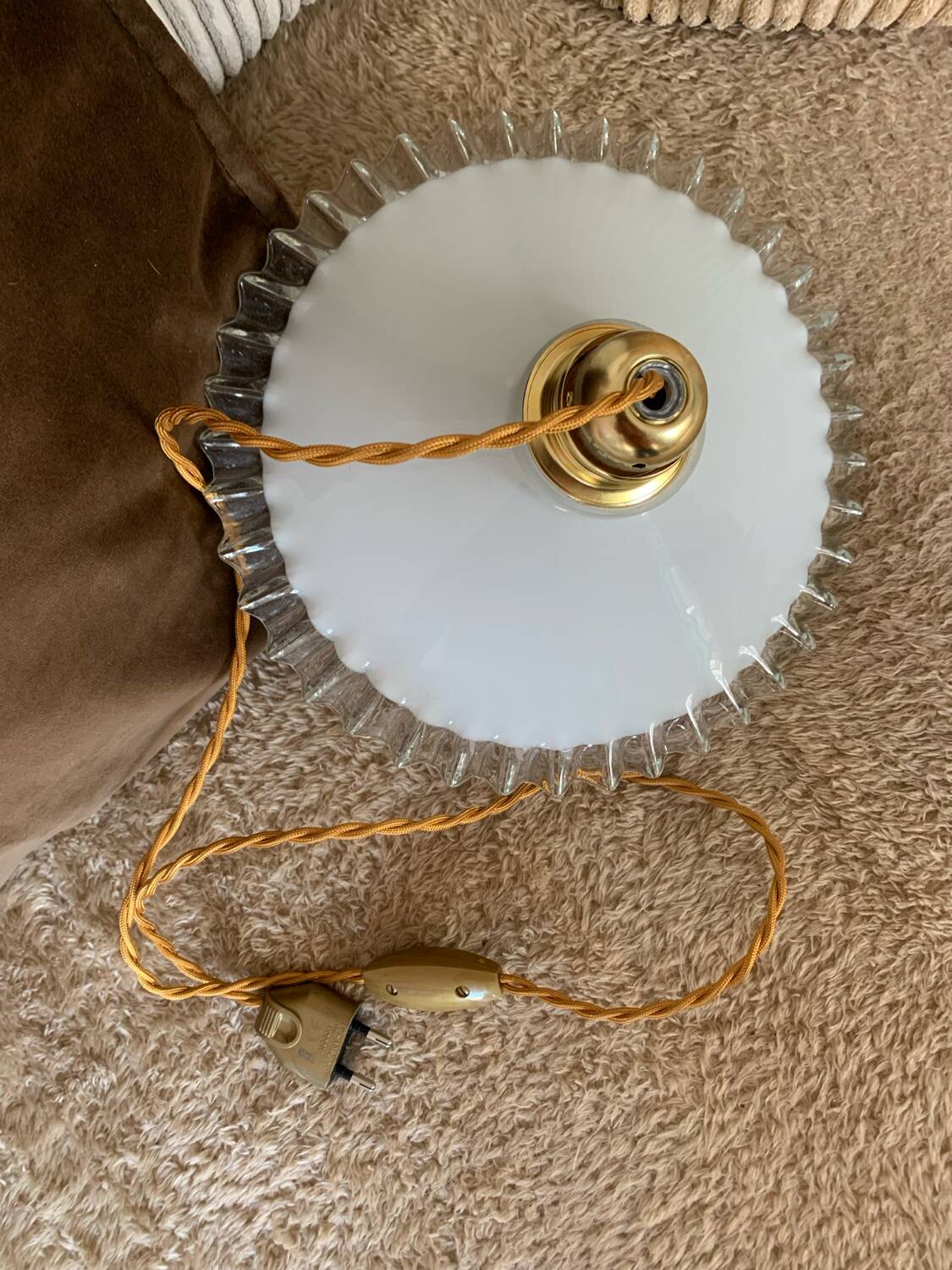 Suspension baladeuse vintage opaline blanche dentelle