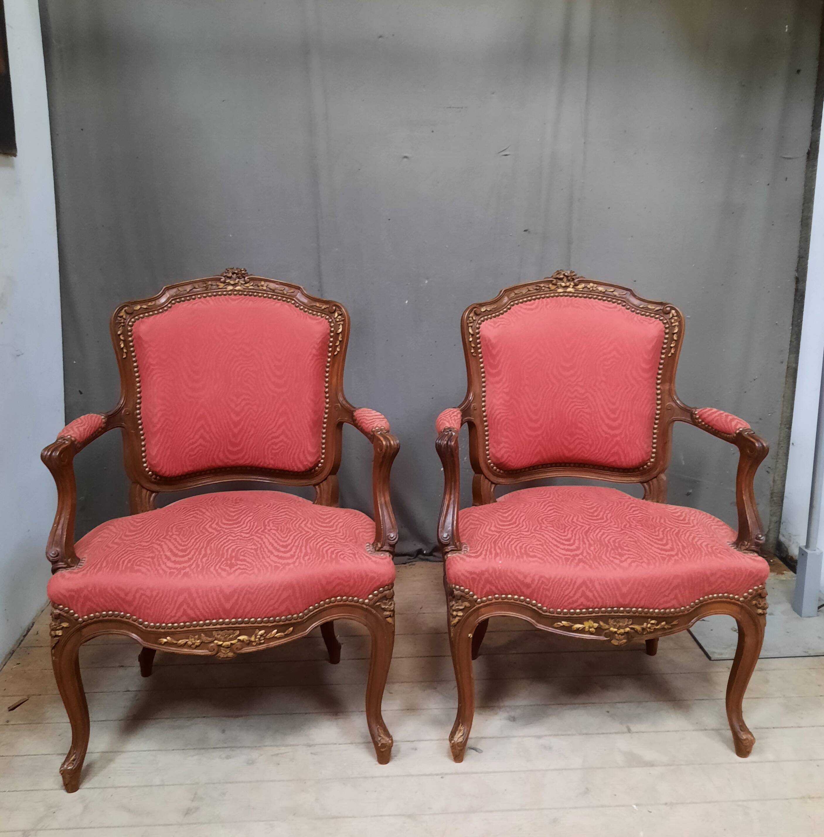 Paire de fauteuils style Louis XV