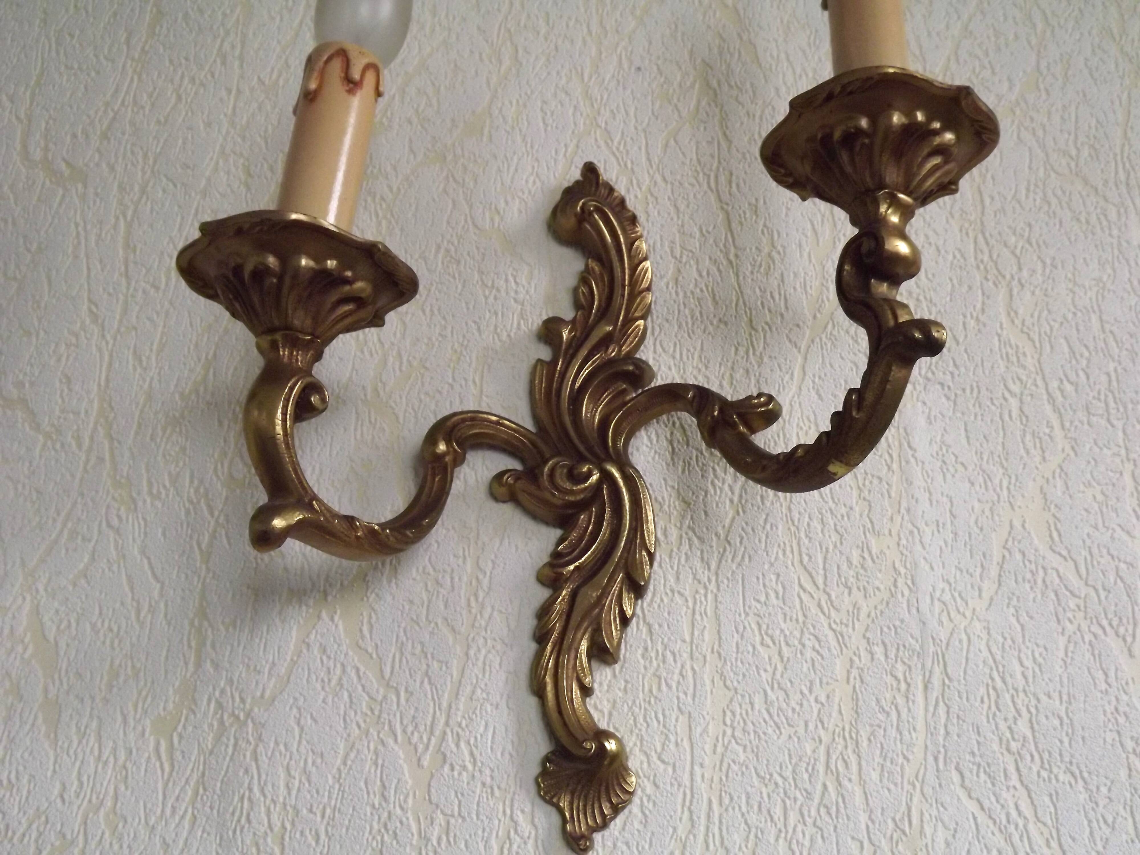Vintage French bronze wall sconce with acanthus leaves and two light arms 51