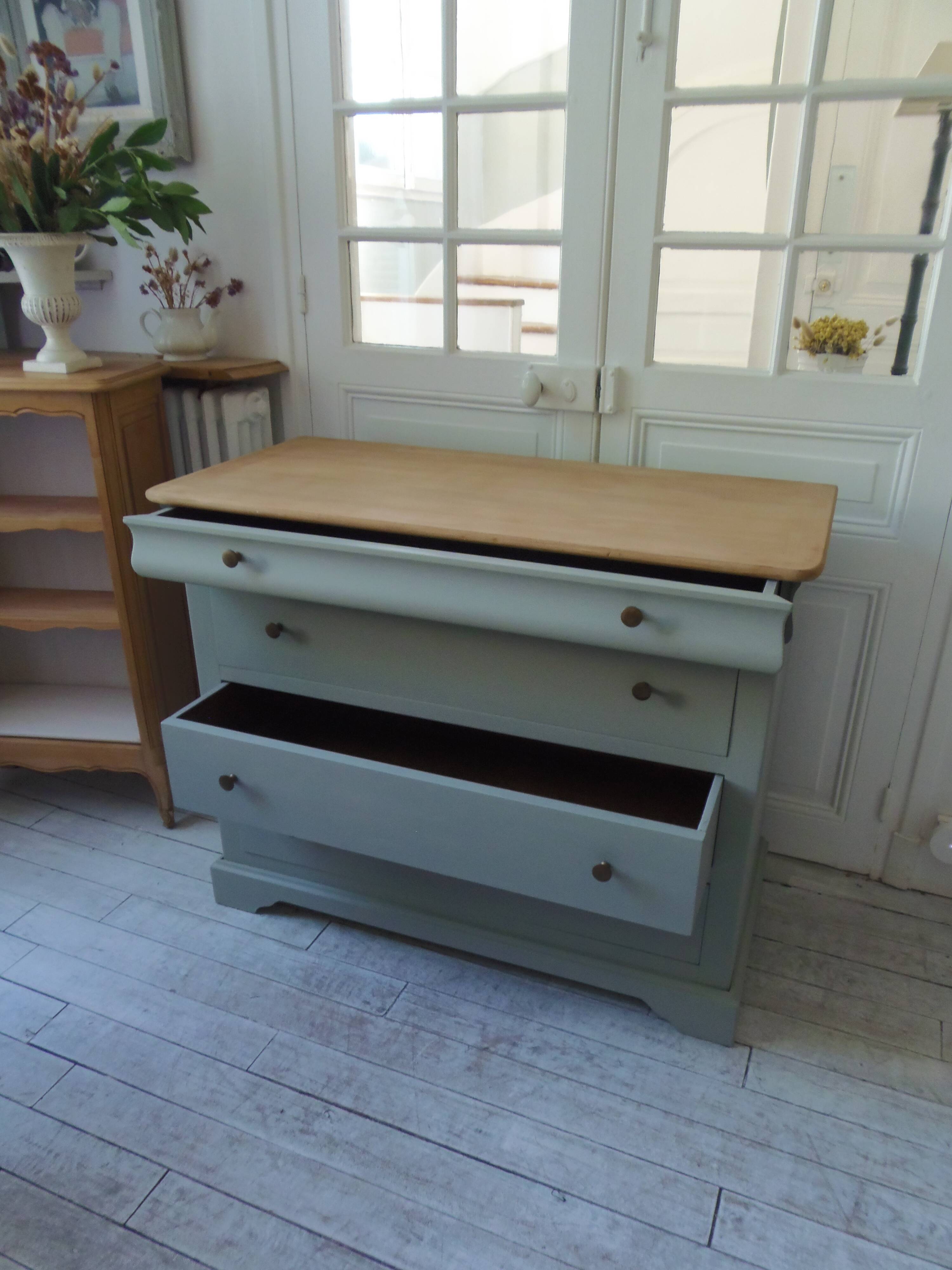 Commode de belle facture style Louis Philippe sublimée en vert de gris