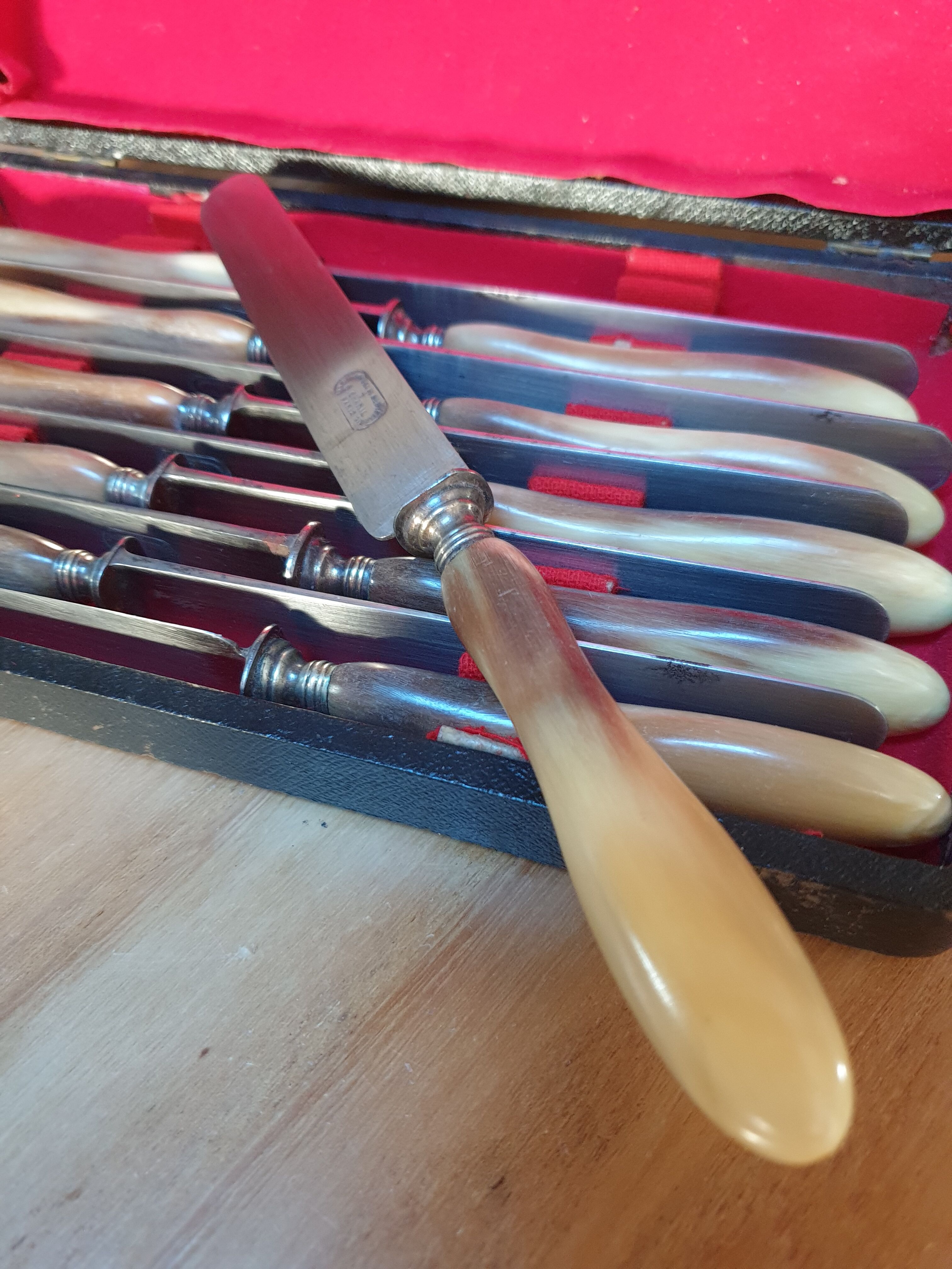 Set of 22 horn handle knives