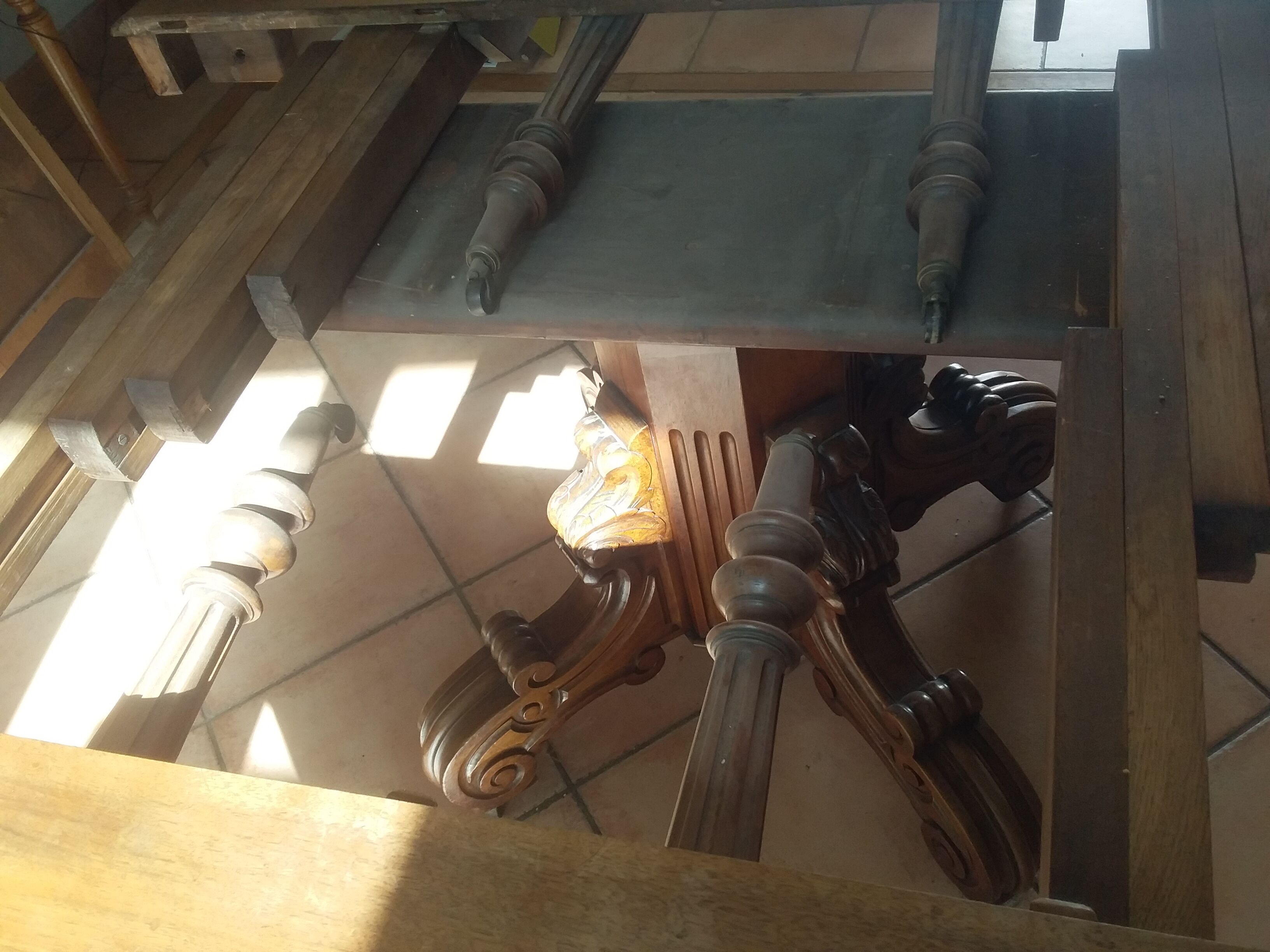 Old table slightly oval cherry tree with central foot with 2 extensions