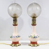 Paire de lampes à pétrole en porcelaine électrifiées, fin XIXème
