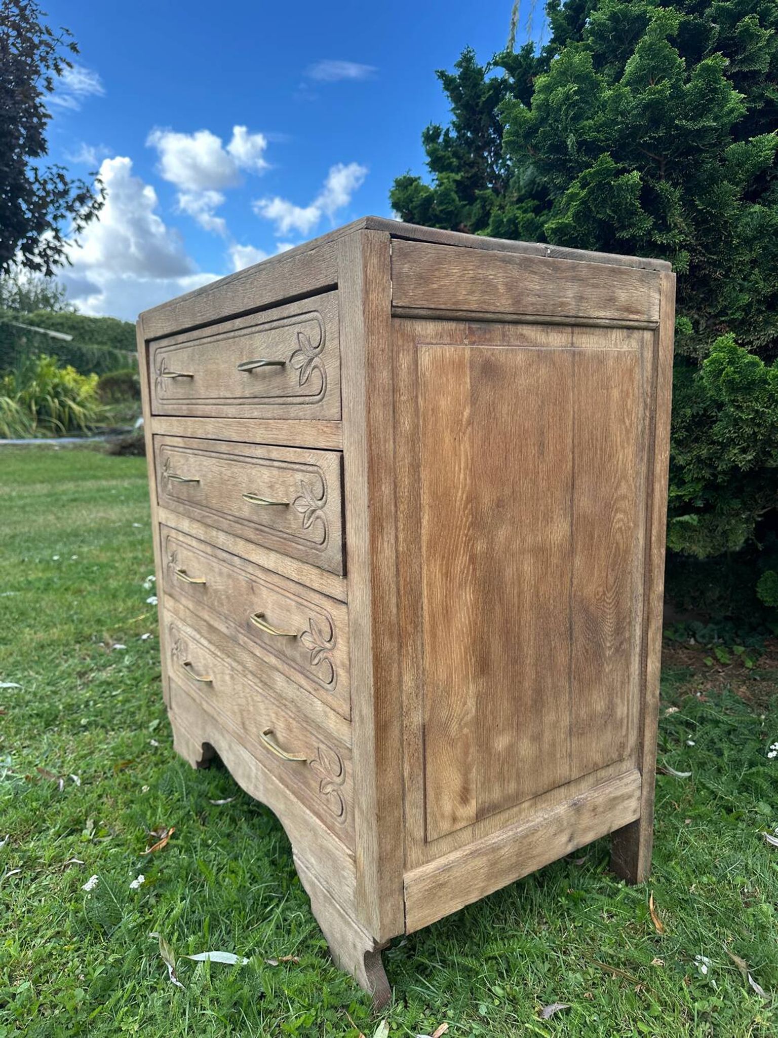 Commode vintage en bois massif sculpté – 4 tiroirs