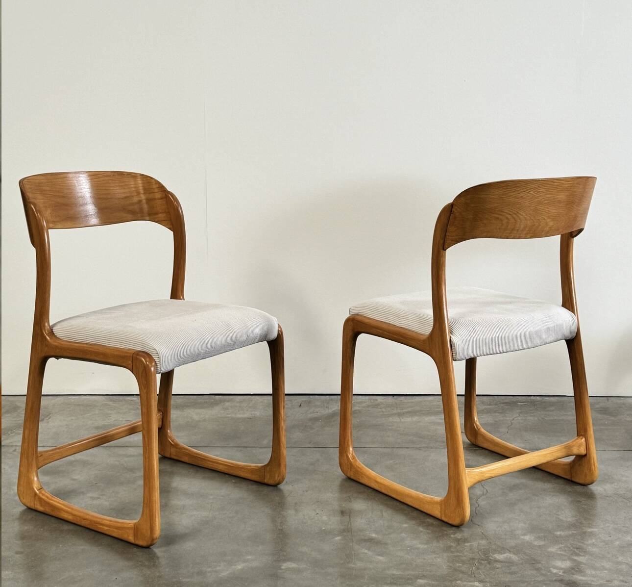 Set of 4 vintage Baumann sled chairs in ecru velvet