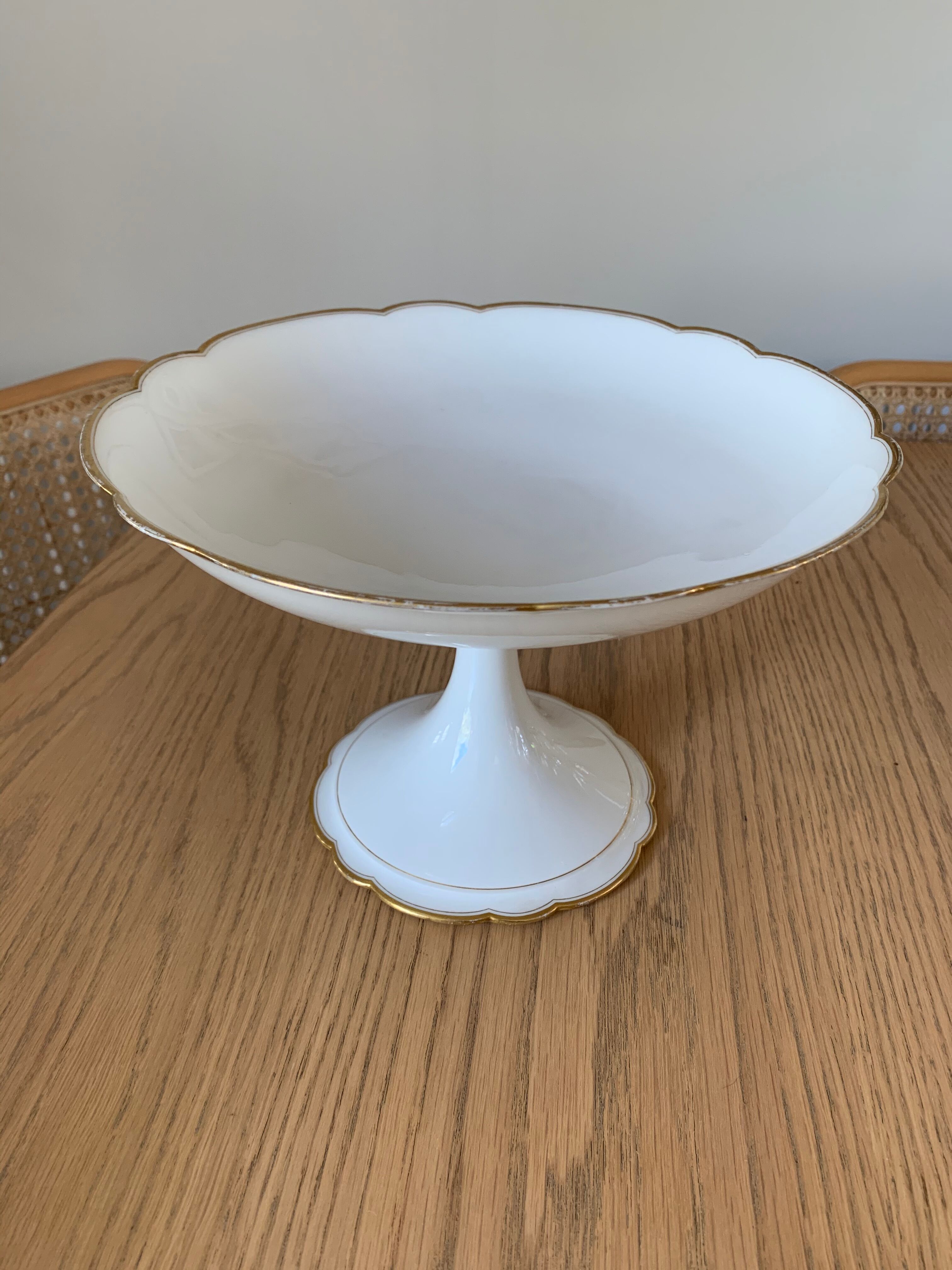 Porcelain standing dish