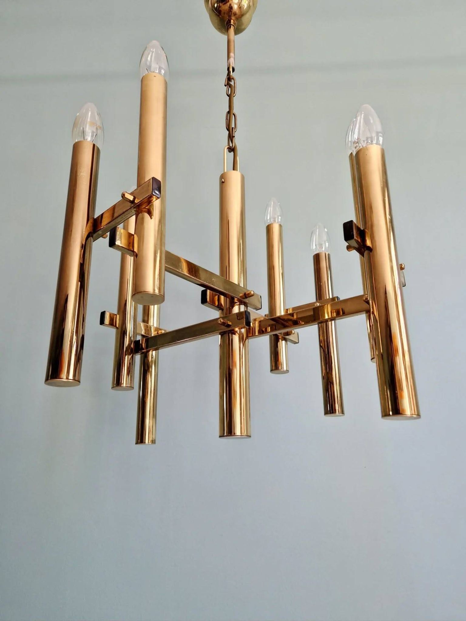 Geometric brass chandelier, Hollywood Regency, design by G. Sciolari, 1970.