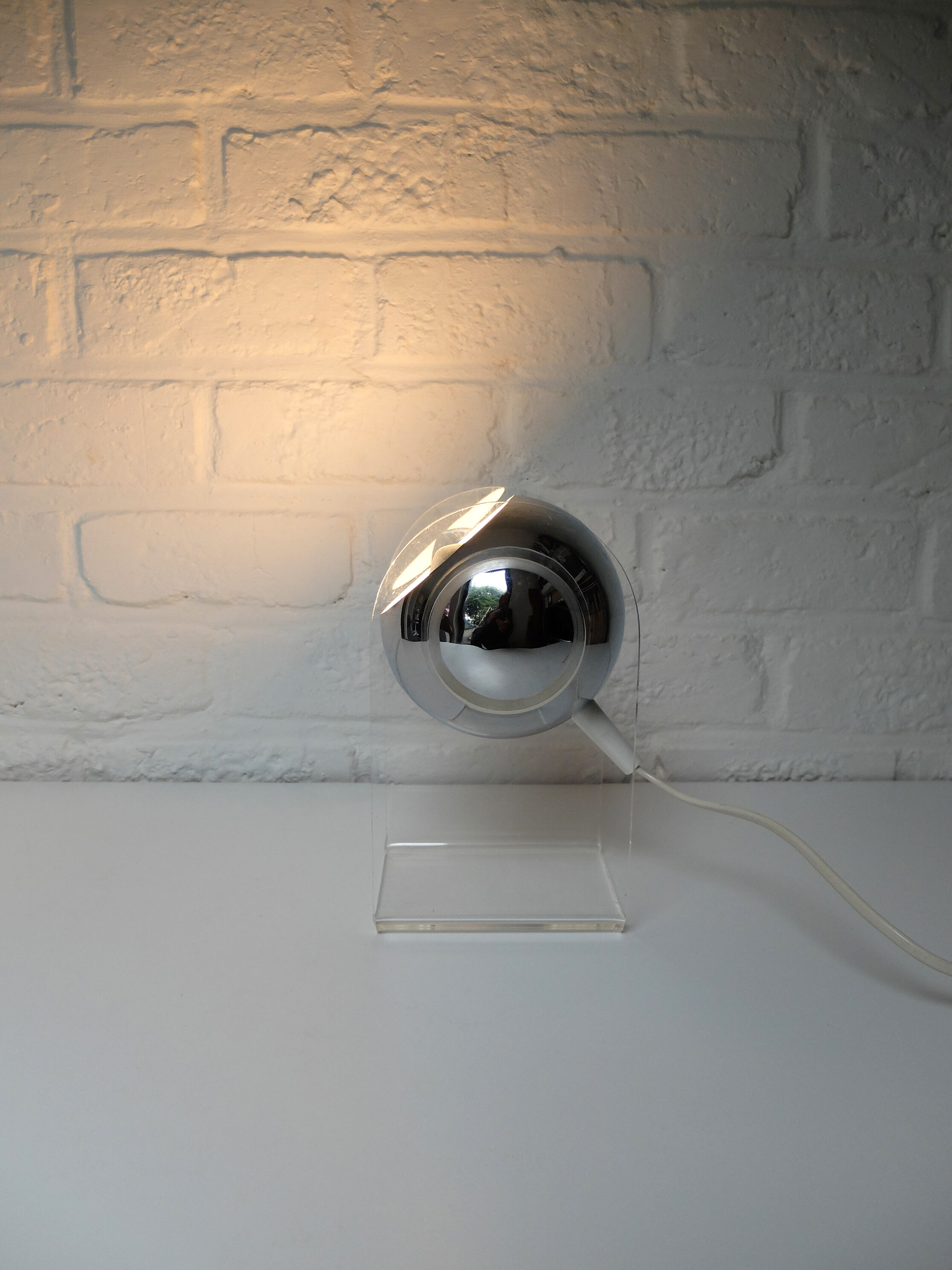 Space age sphere plexiglass table lamp, 1960/70