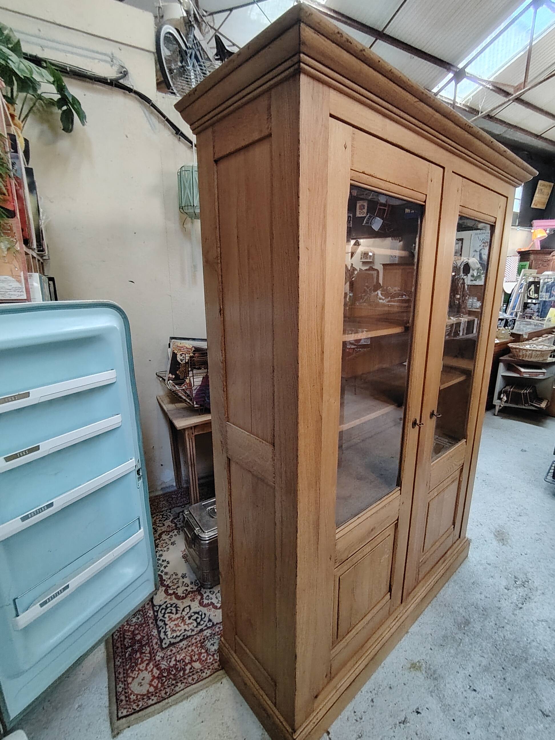 Grande vitrine ancienne en bois massif blond façon meuble d'apothicaire