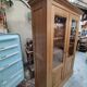 Grande vitrine ancienne en bois massif blond façon meuble d'apothicaire