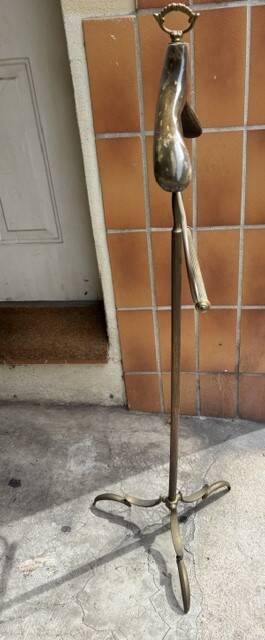 Night valet in brass and mahogany, neoclassical 20th century.