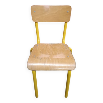 Chaise d'écolier vintage jaune