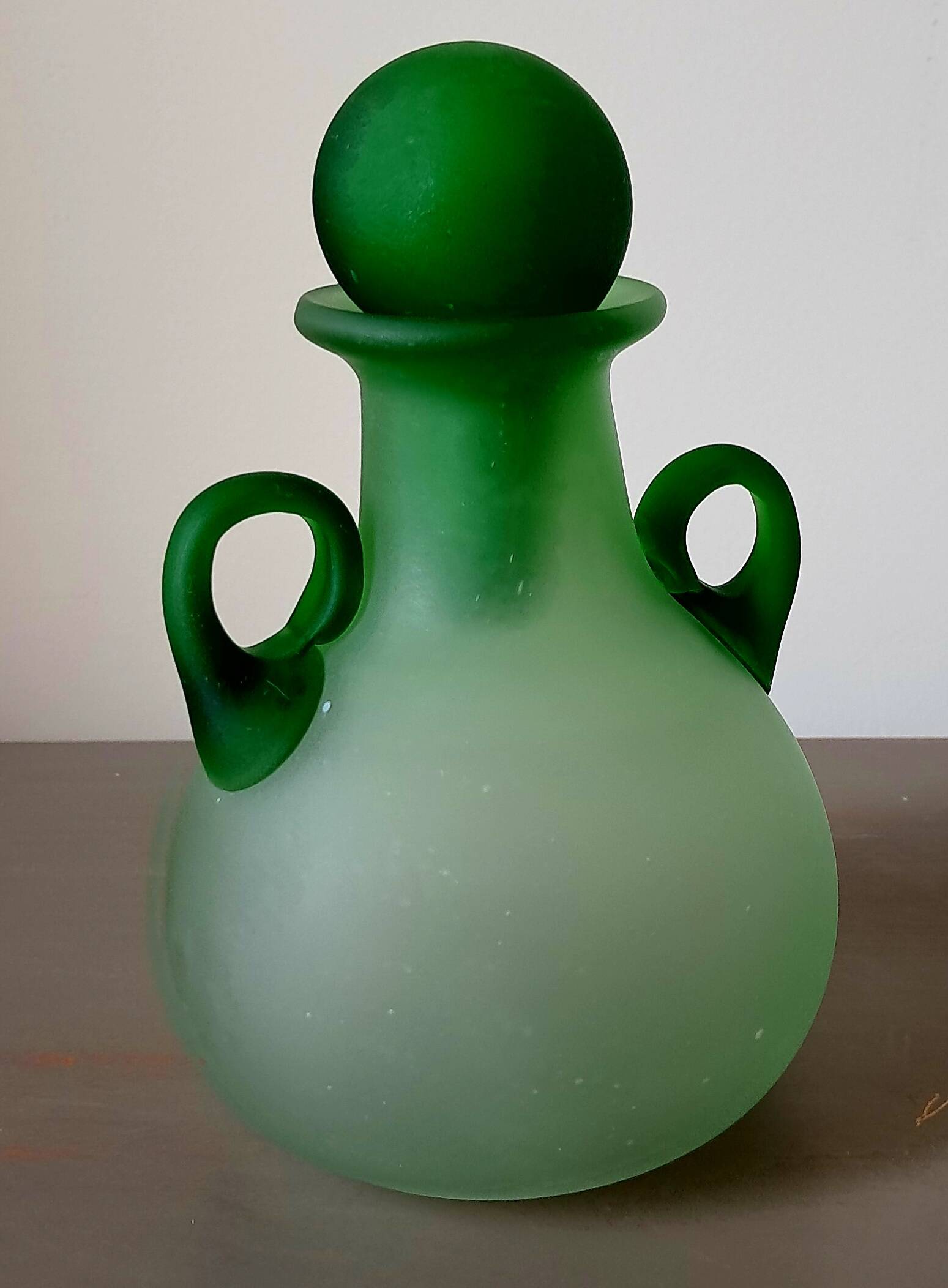 Fiole à oreilles, de couleur verte, en pâte de verre de murano