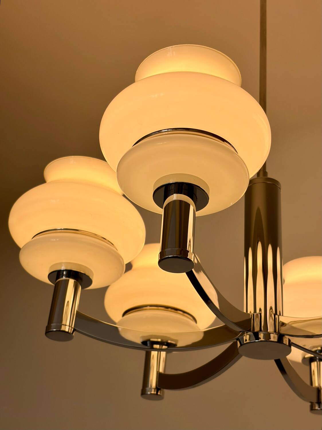 Chrome and opaline lustre