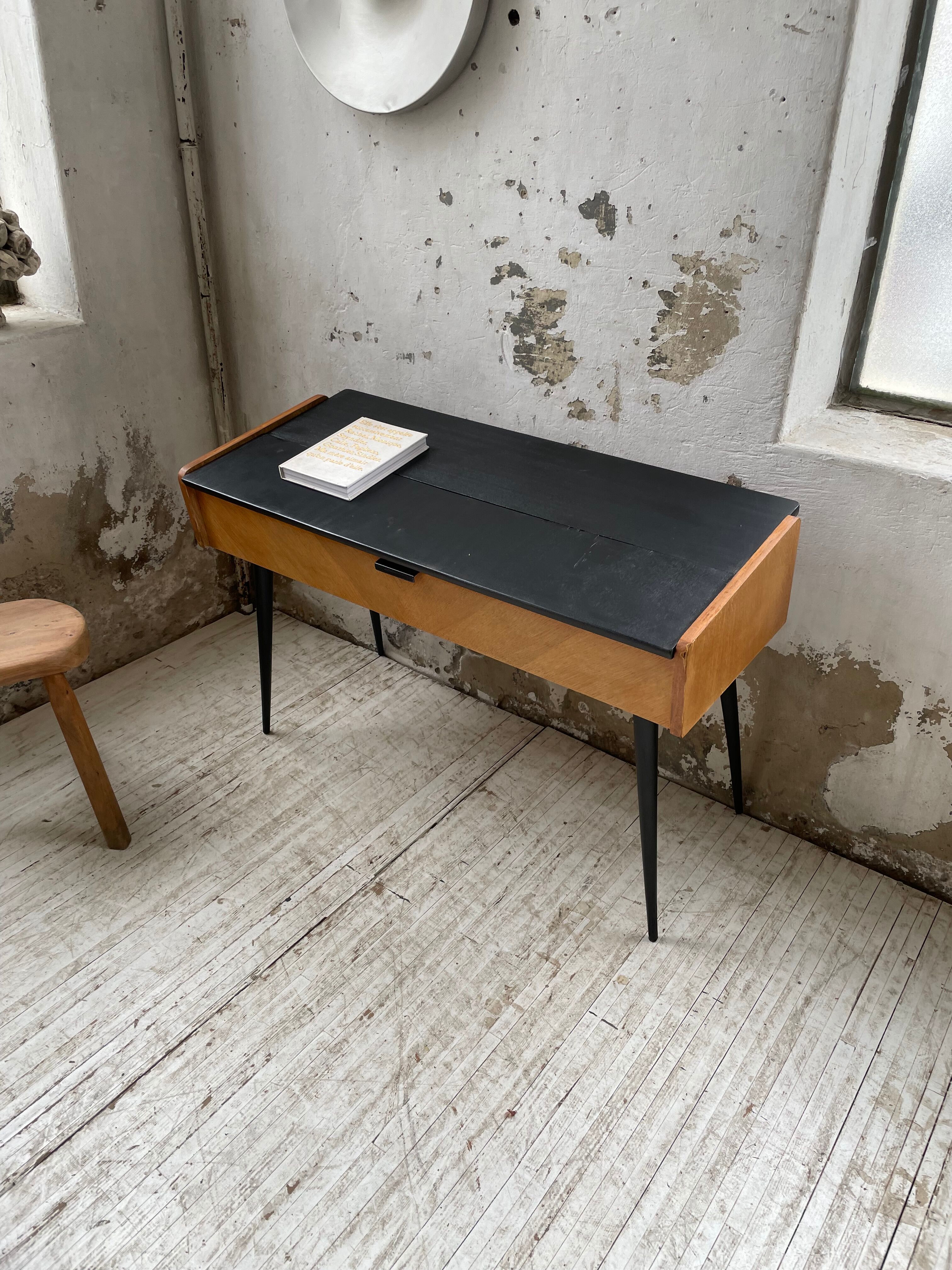 Console desktop feet compass 60s