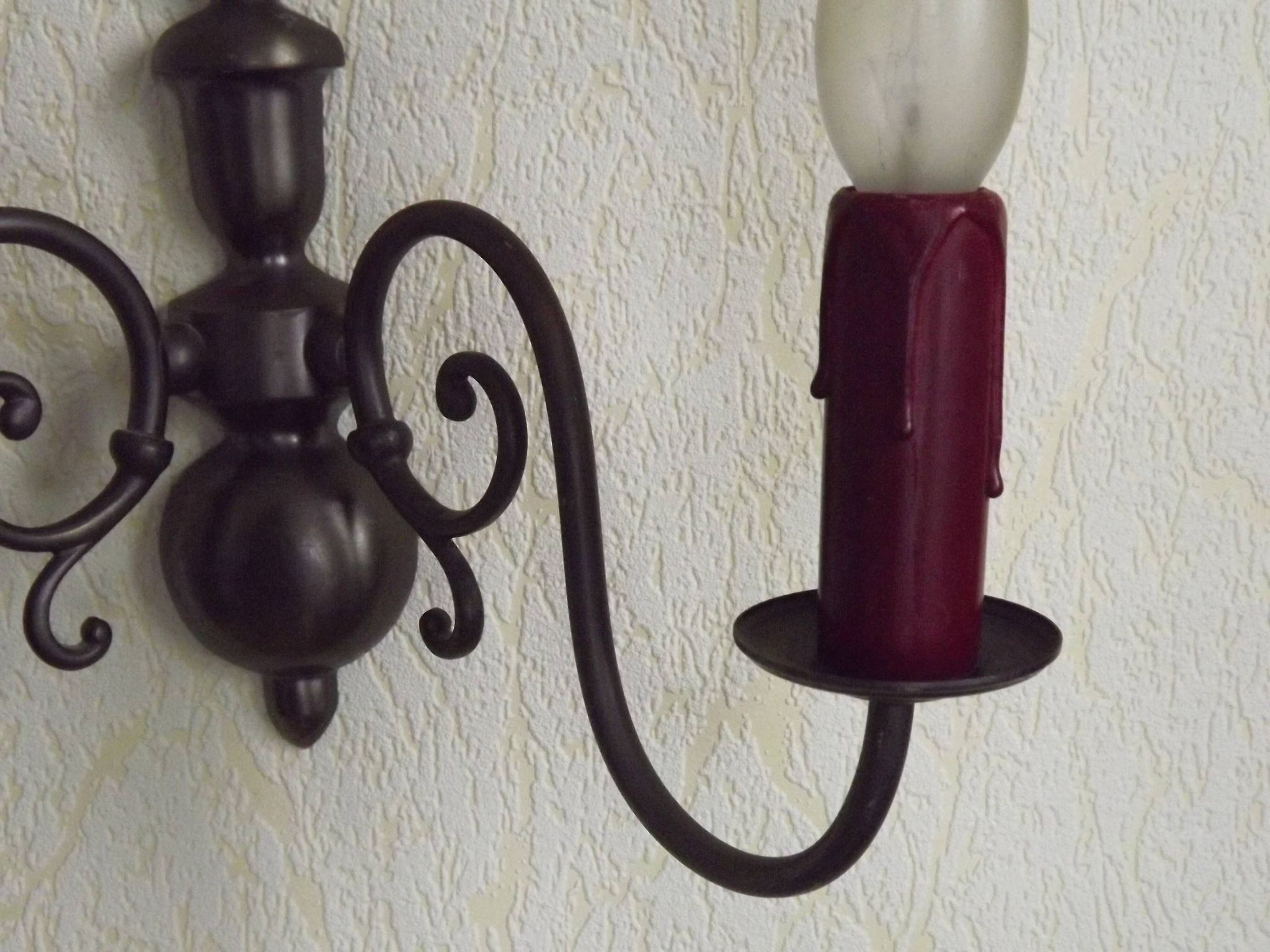Pair of double Flemish style wall sconces in French silver from the period, with red drops 51.