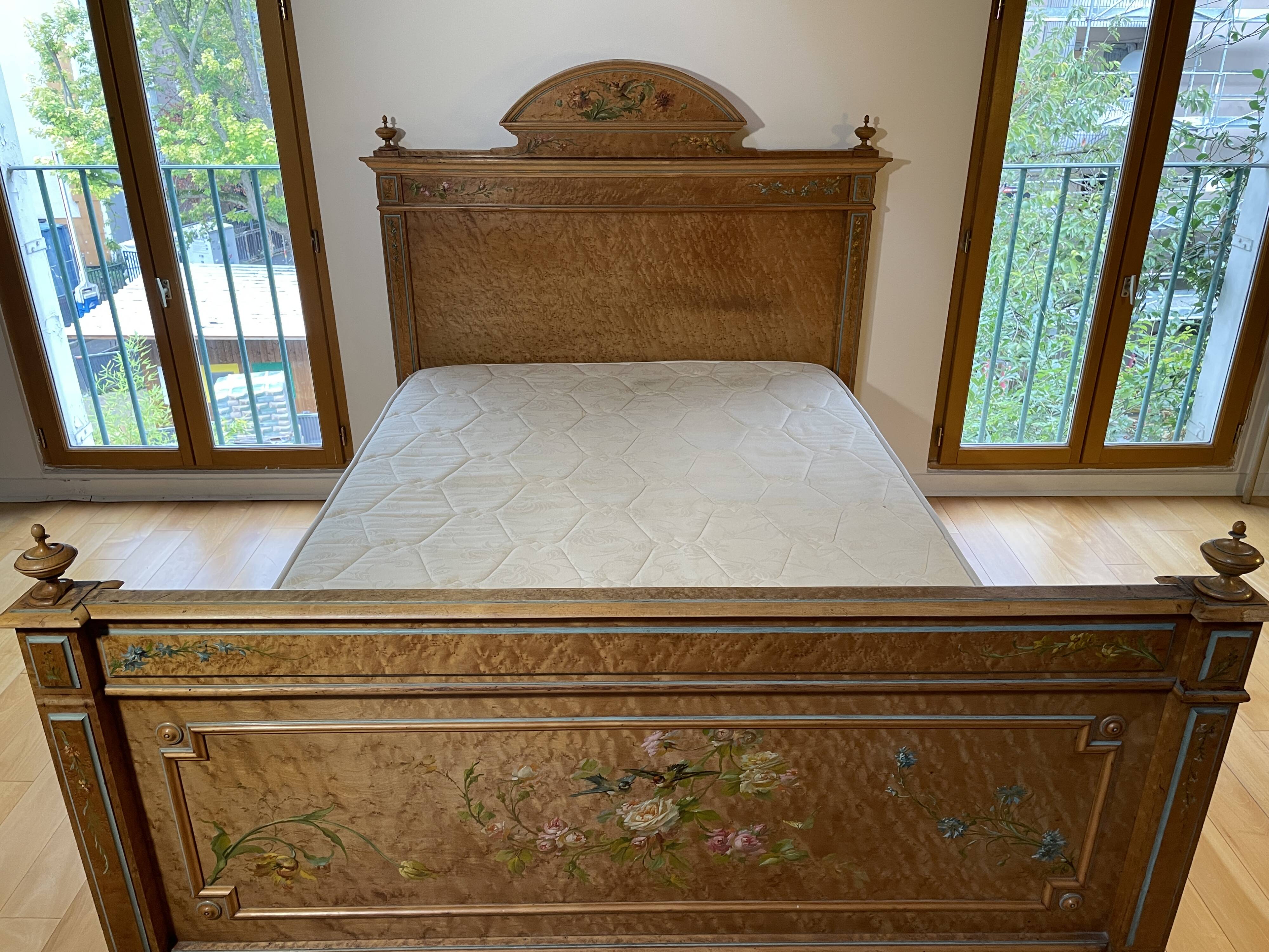Late 19th century bed – painted maple burl – with base + 135x190 mattress