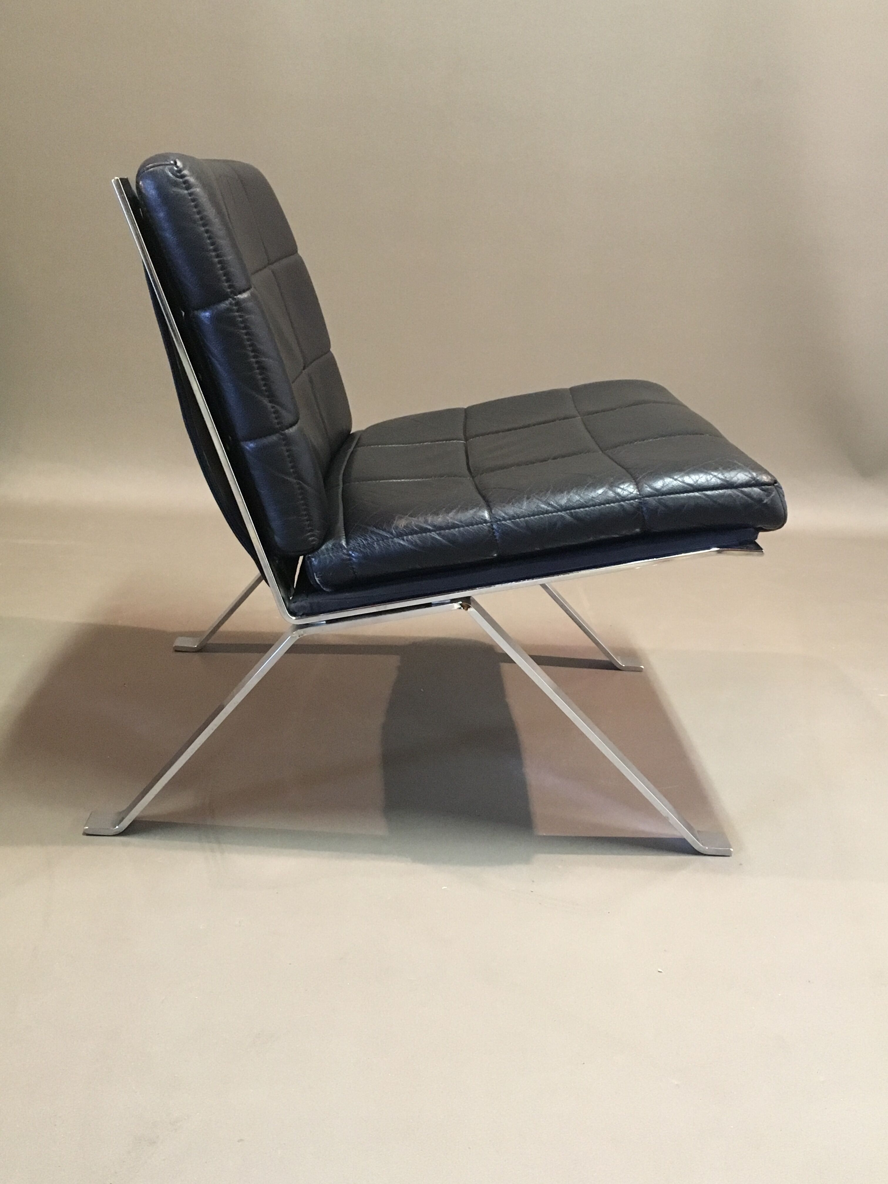 Chair "hans eichenberger" black leather 1960.