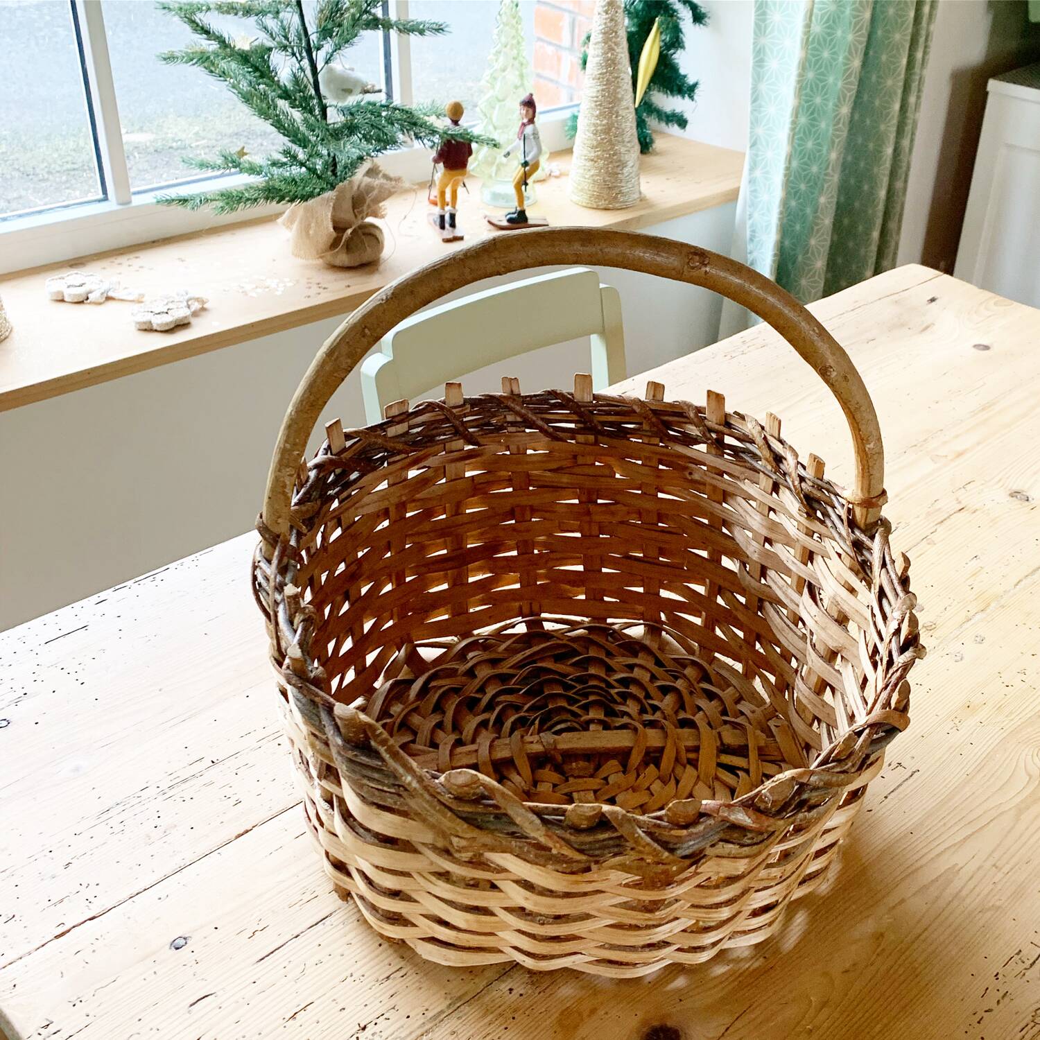 Two-tone vintage basket