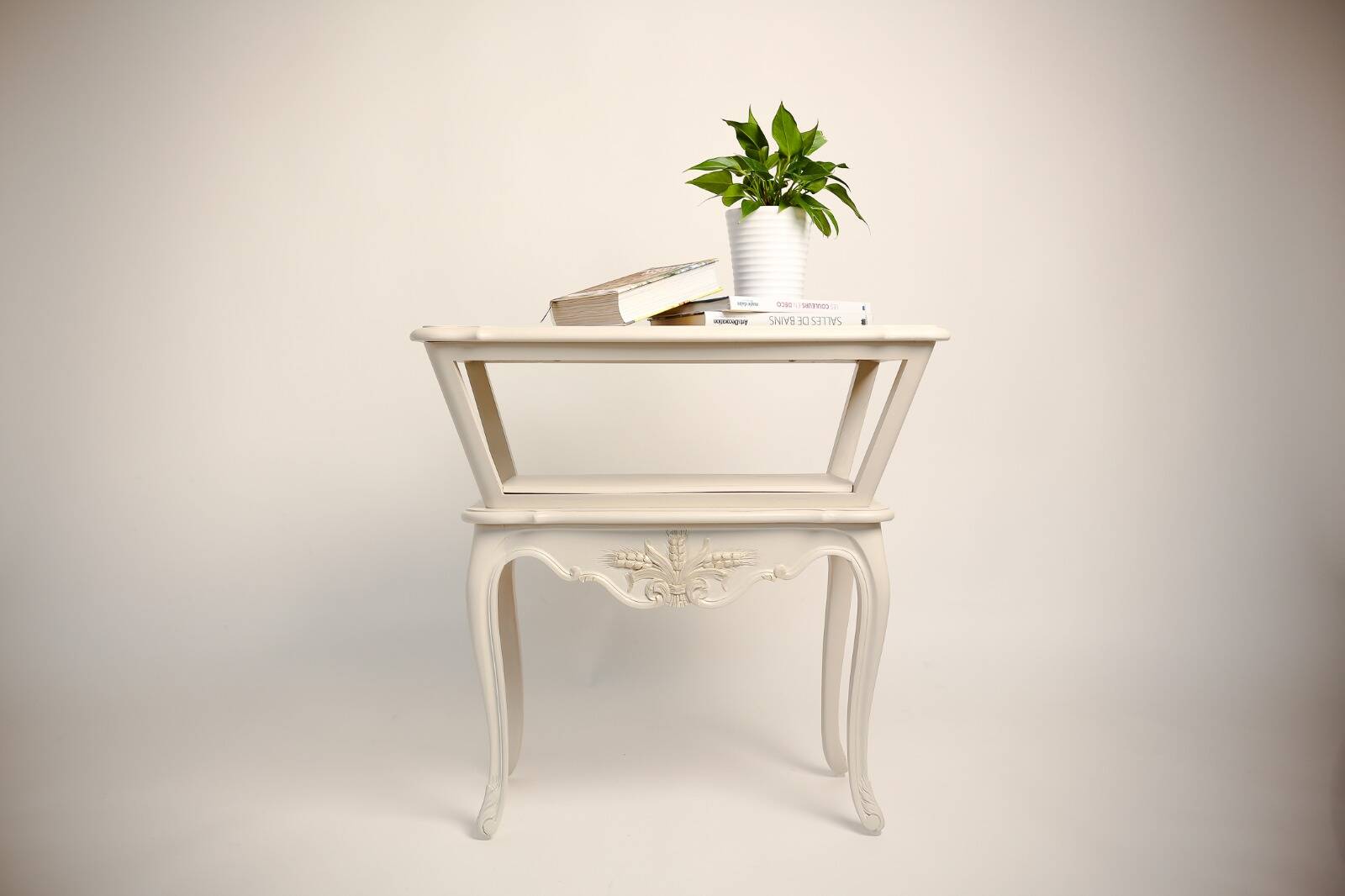 Petite table en bois rénovée Caldas