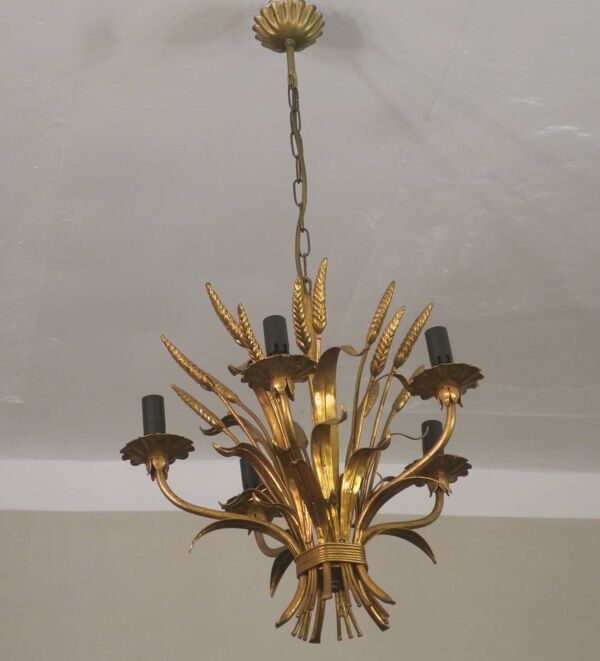 Chandelier en tole en or plaqué en forme de gerbe de blé par Hans Kögl, années 1960.