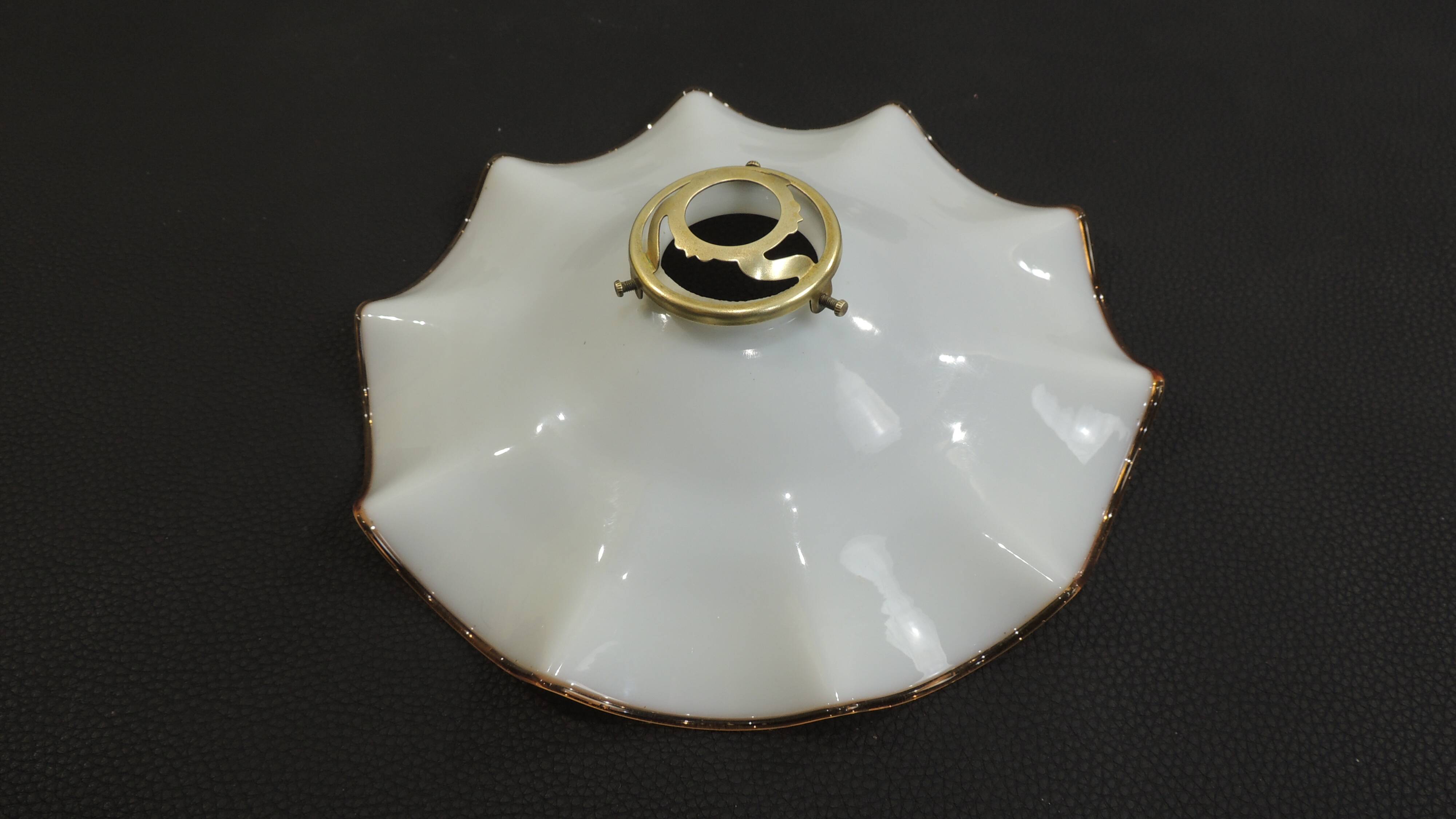 Abat-jour vintage en verre opalin blanc bord ambré ondulé – Suspension ou l