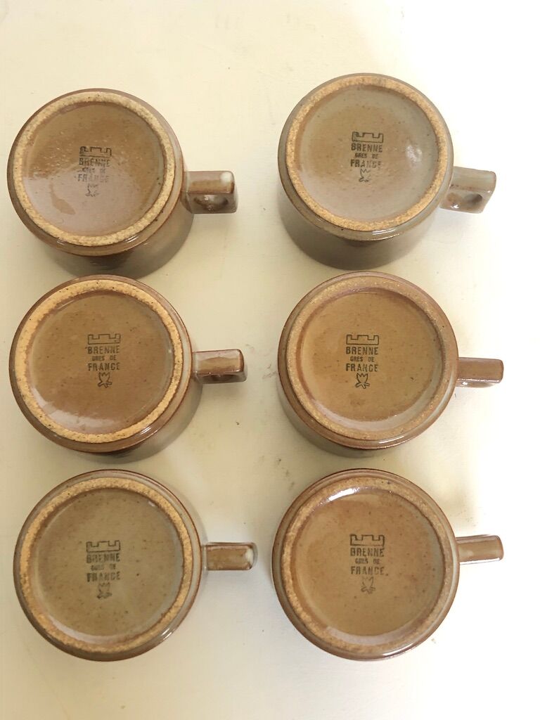 Set of 6 cups and saucers in res due