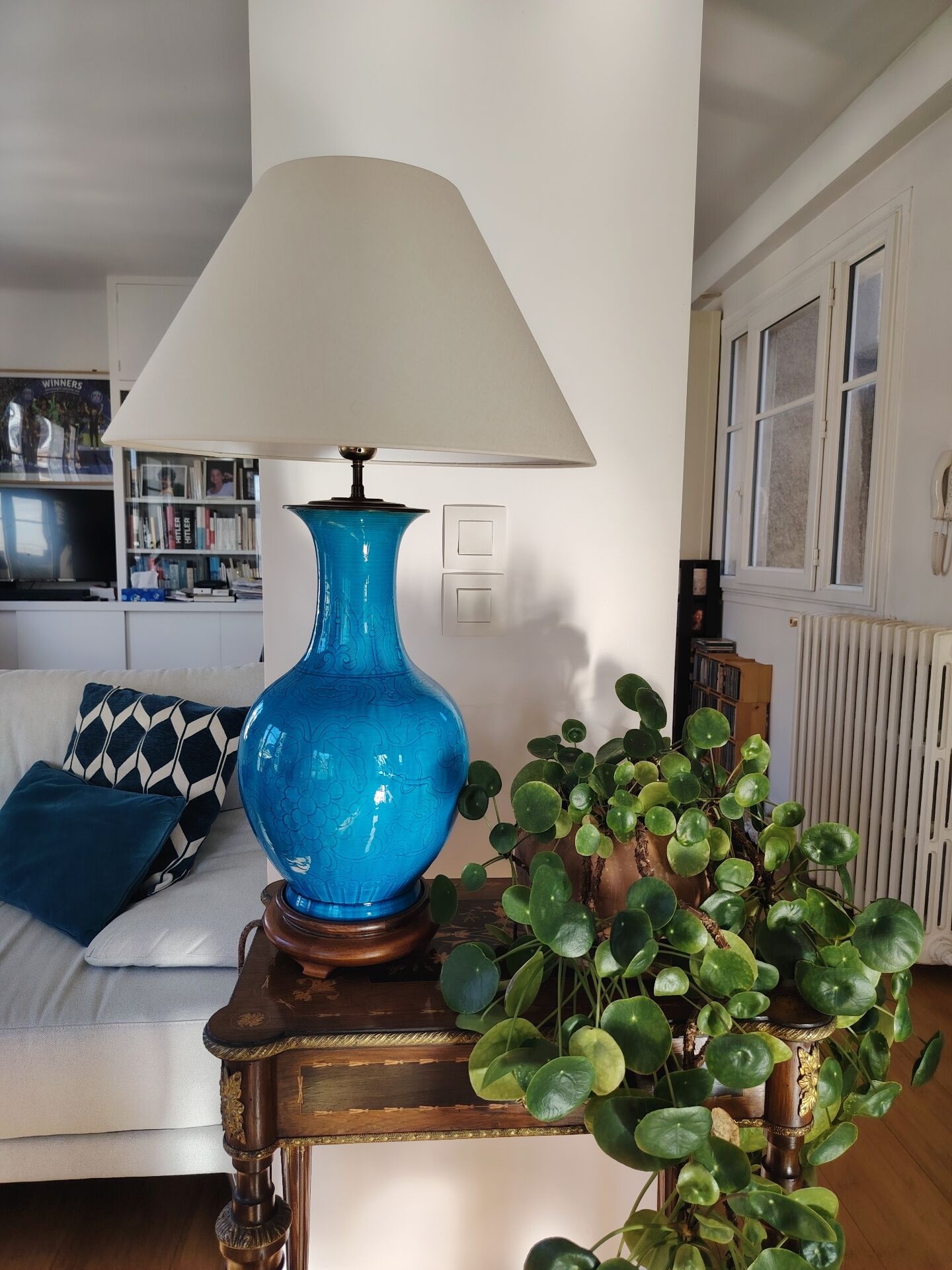 Turquoise ceramic vase lamp, incised Chinese decoration, late 19th century.