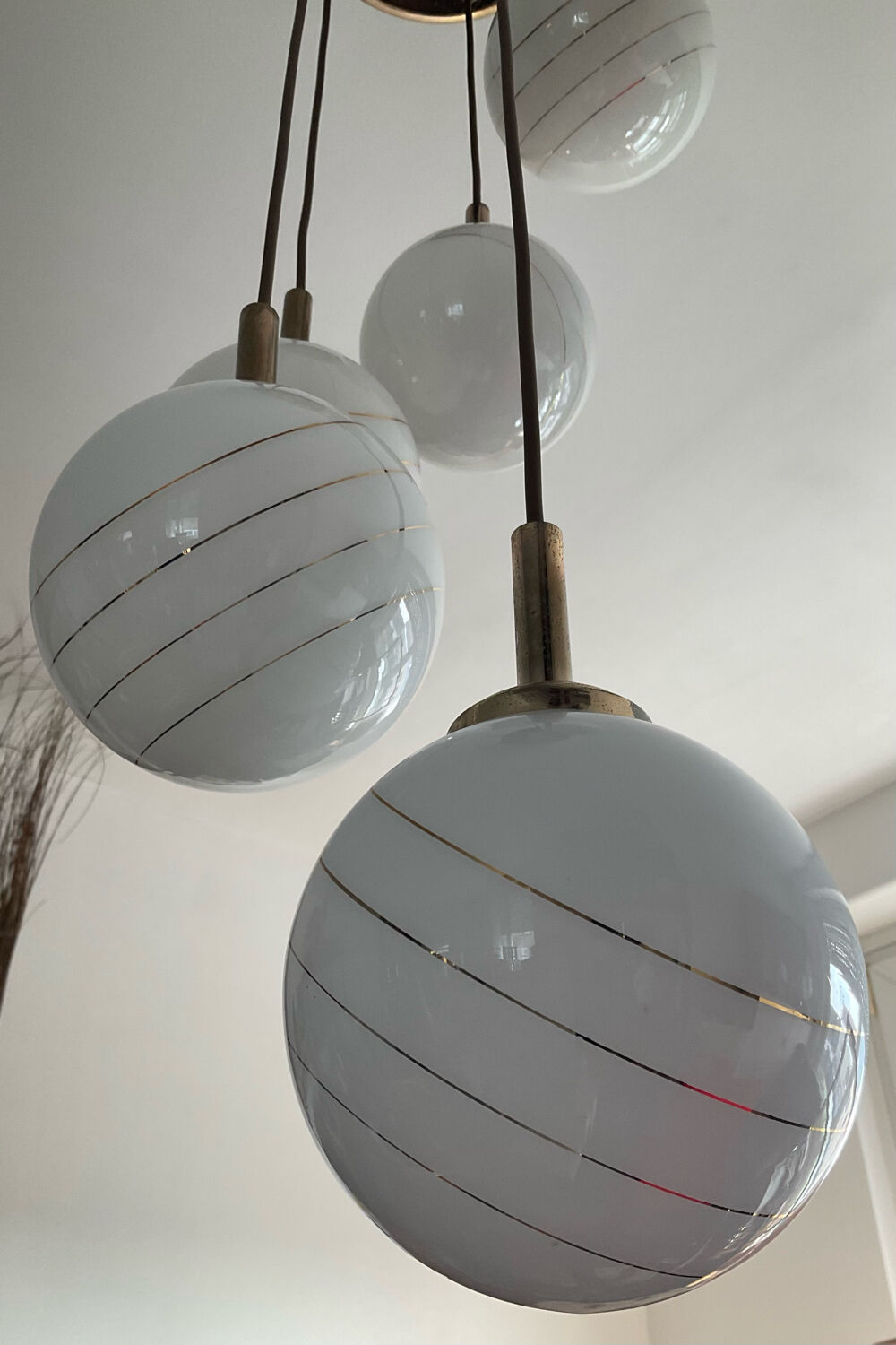 Lustre cascade de globes opaline des années 70