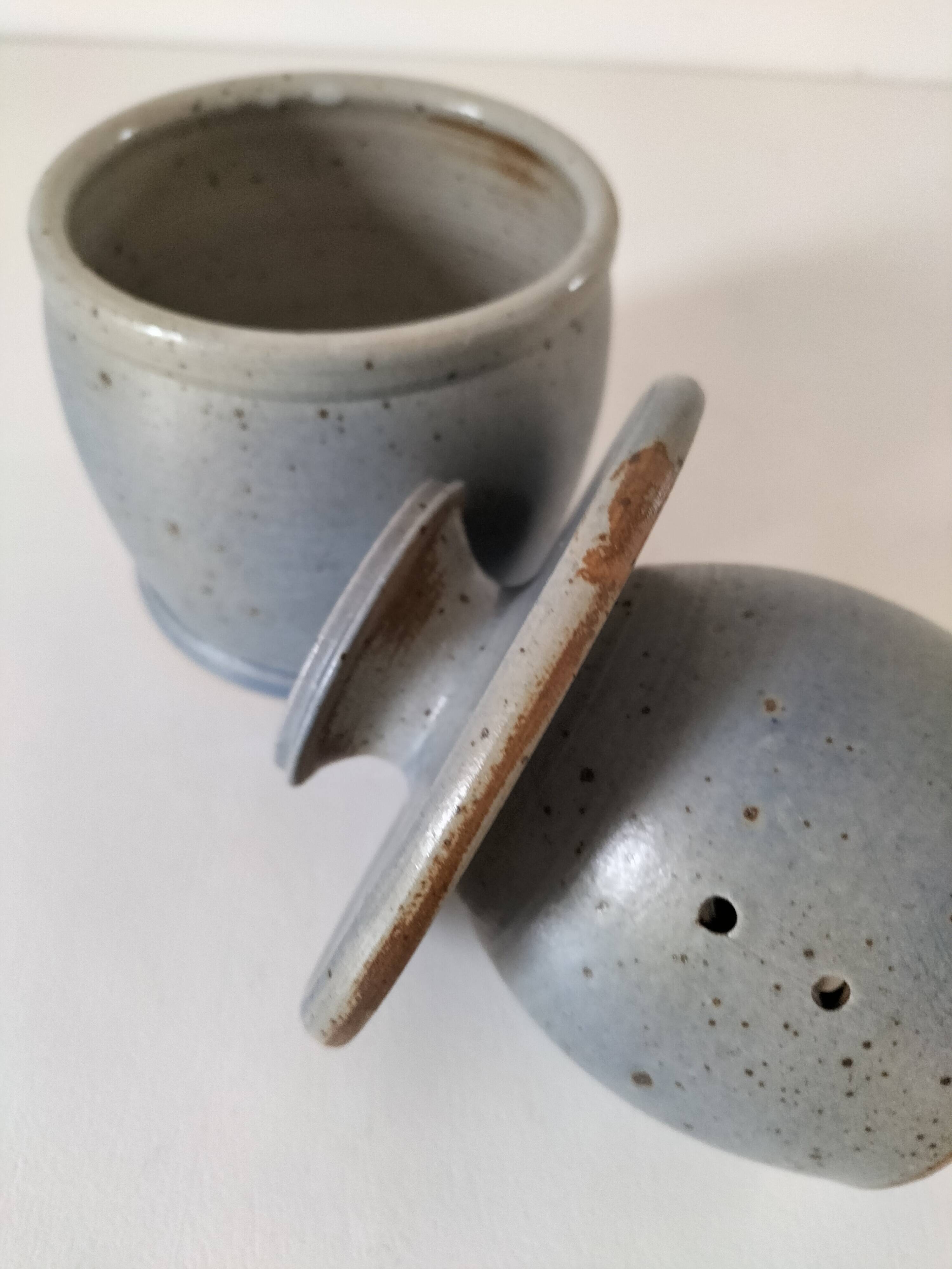 Beurrier à eau en grès artisanal bleu-gris moucheté