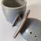 Beurrier à eau en grès artisanal bleu-gris moucheté