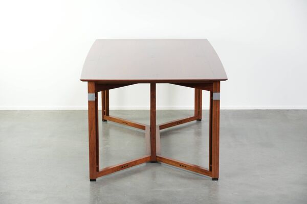 Ensemble de design Art Déco comprenant une table à manger et des chaises de salle à manger.