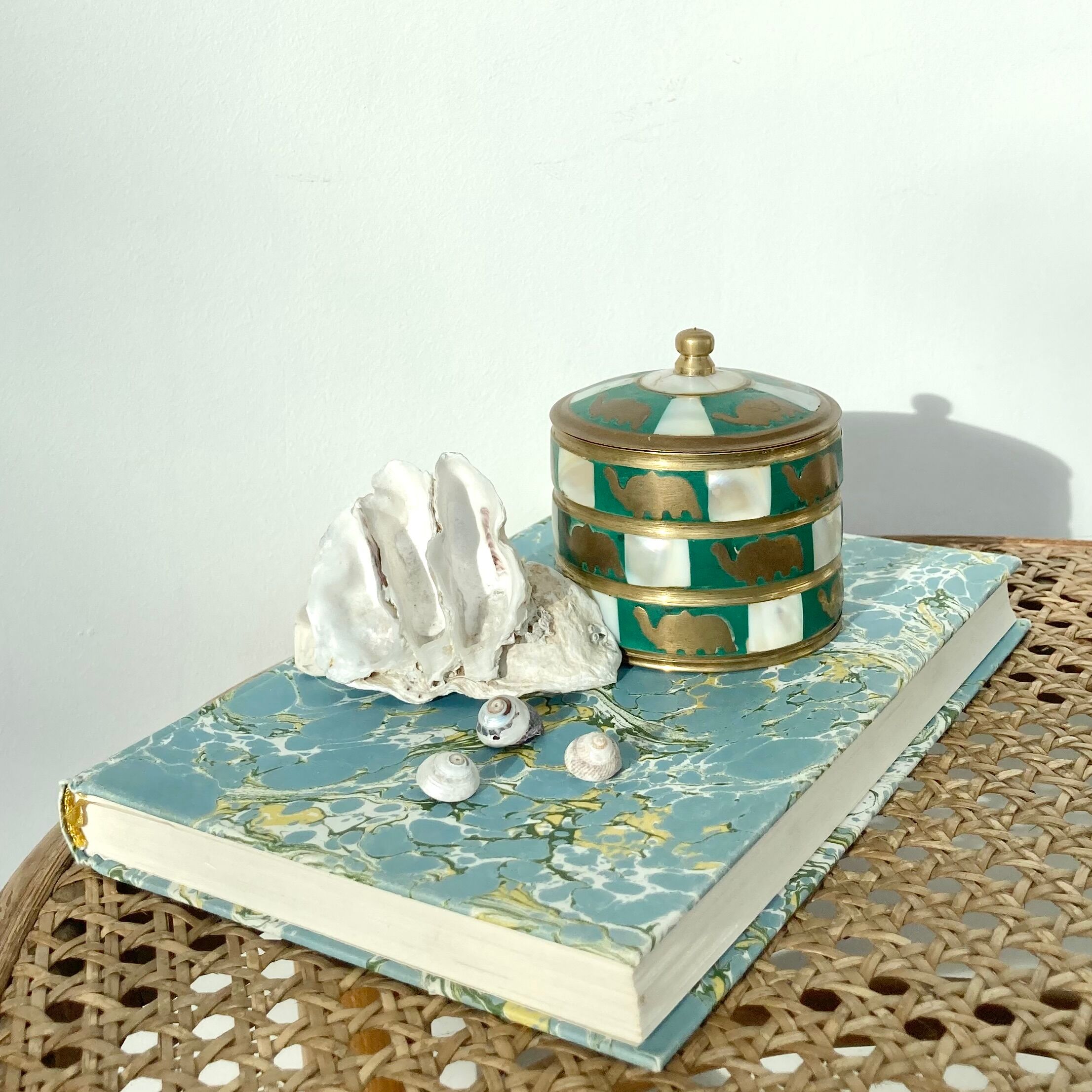 Boîte nacre et laiton