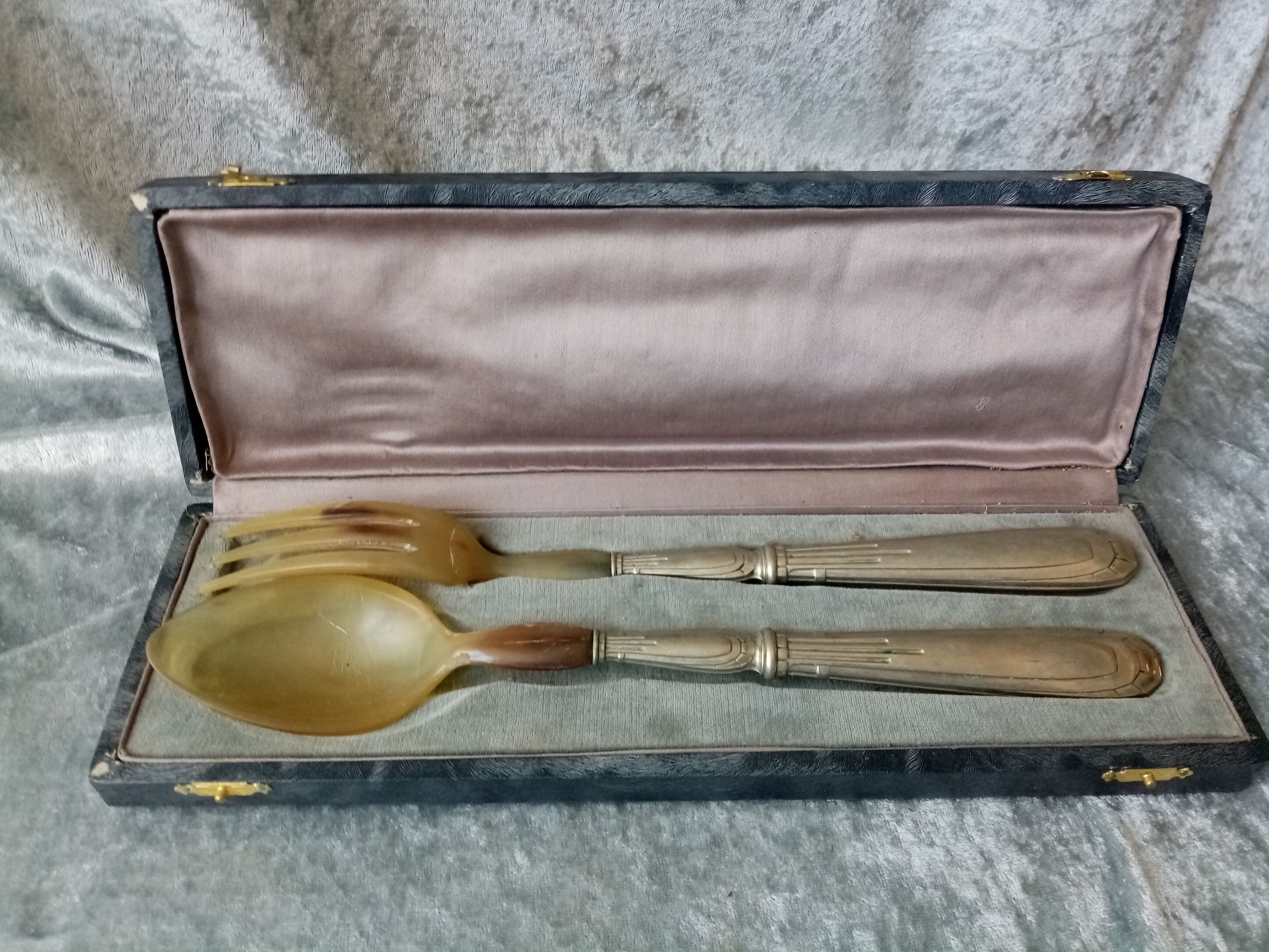 Box of salad cutlery in horn and silver metal