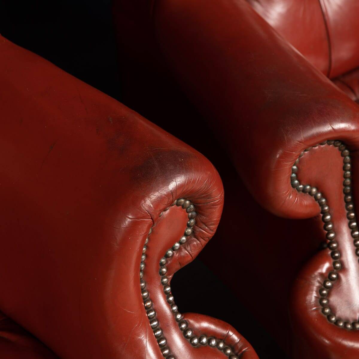 Stylish 20thc pair of english leather wing back armchairs c.1970