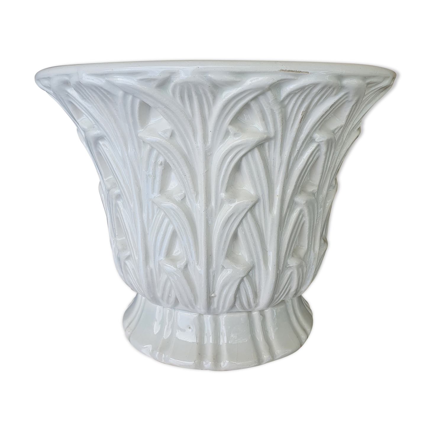 Important white earthenware pot cache with leafy decoration