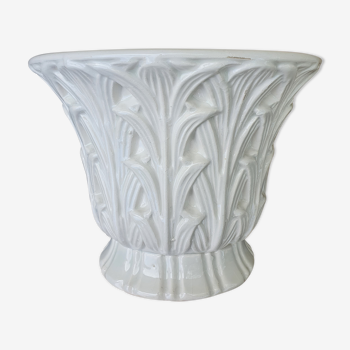 Important white earthenware pot cache with leafy decoration