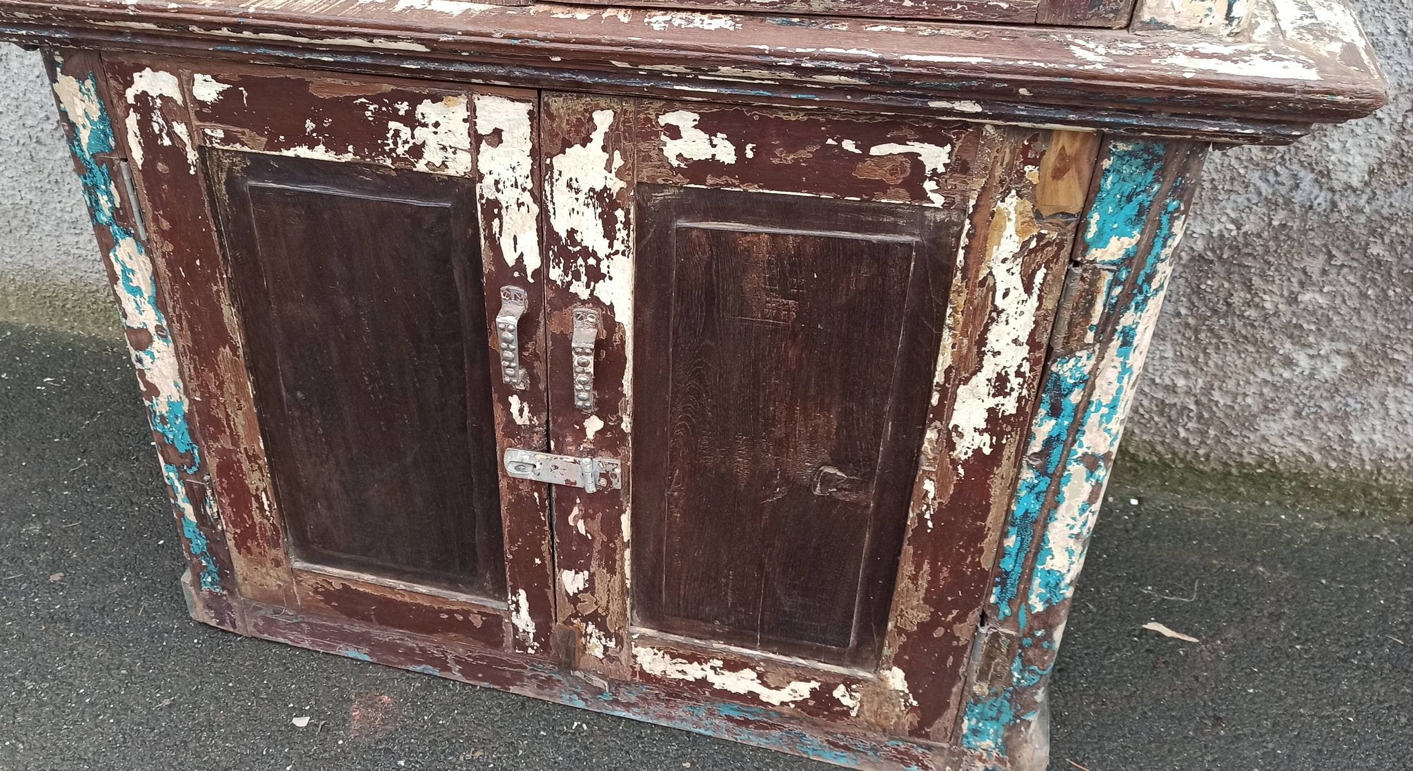 Armoire vitrée en bois ancienne patinée