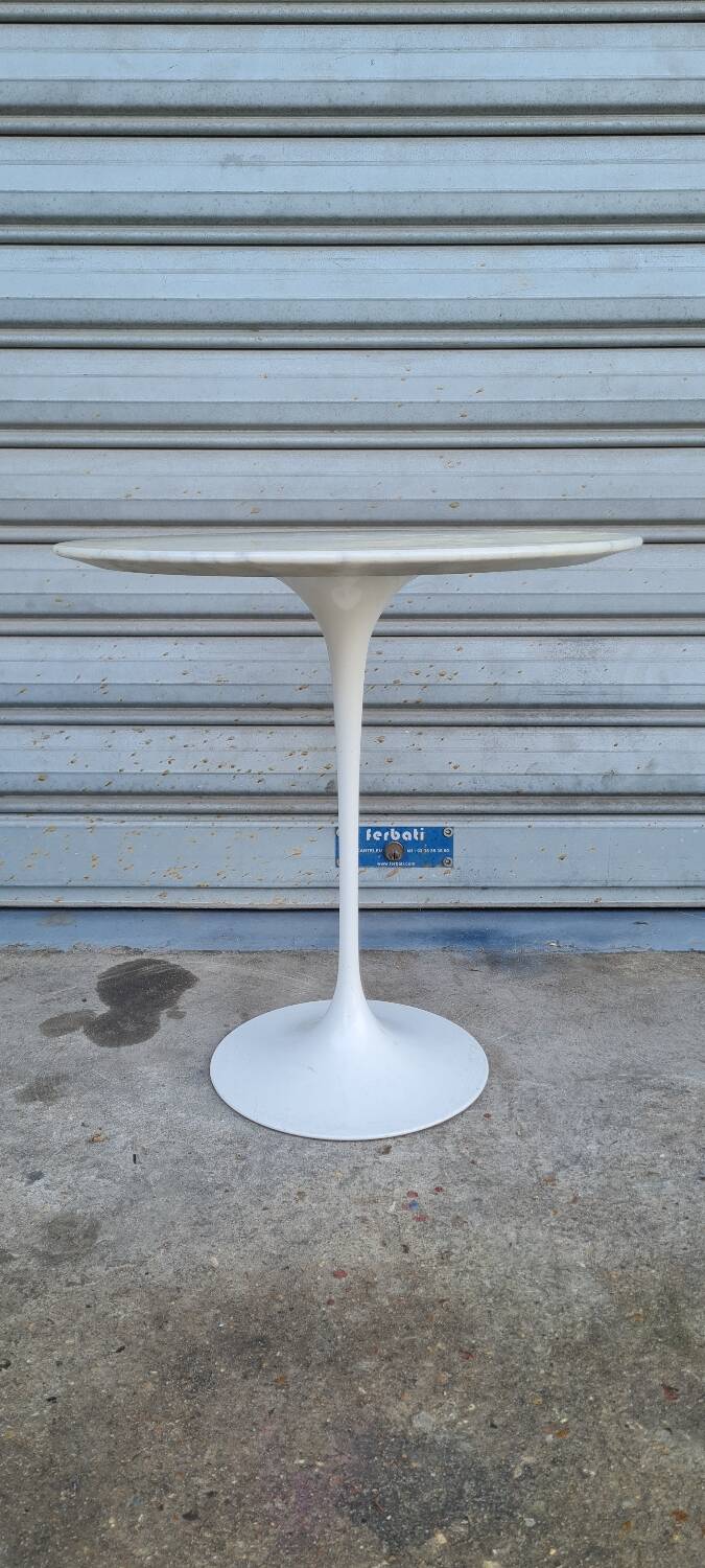 Pedestal table by Eero Saarinen Knoll edition