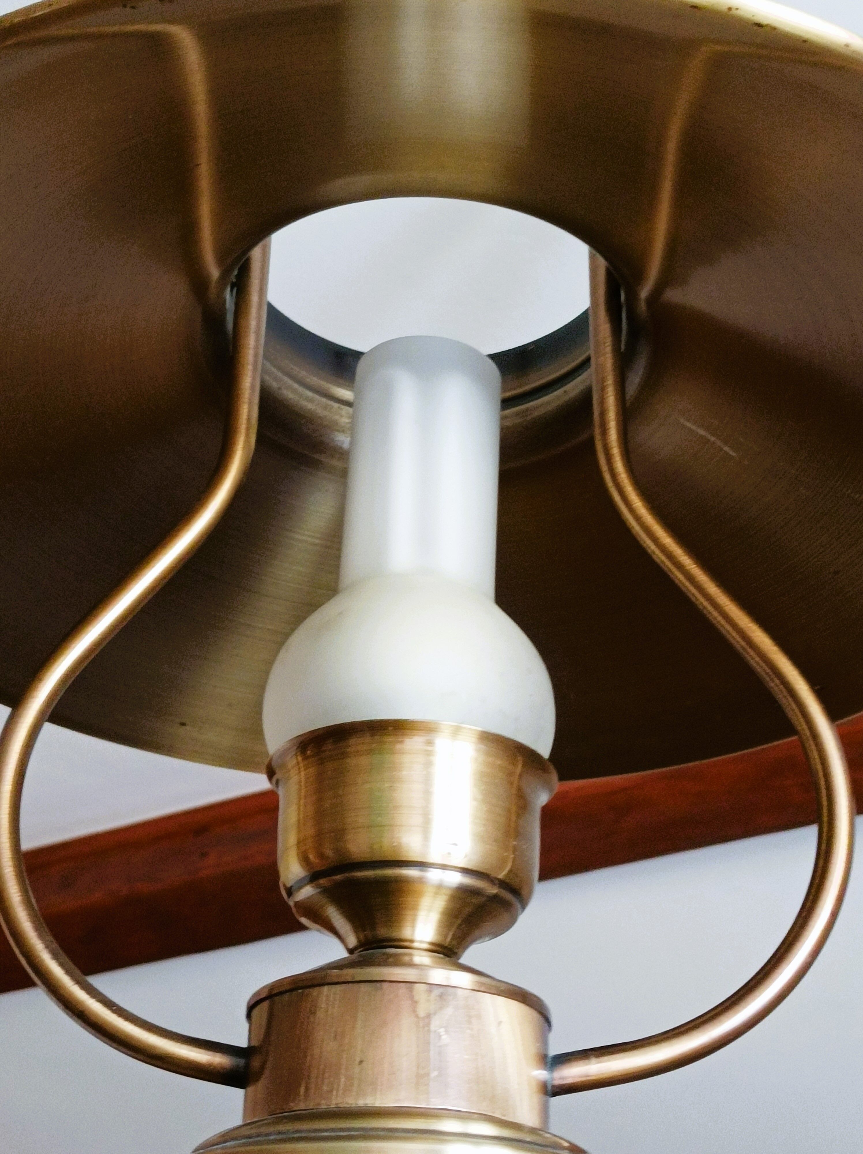 Chain suspension in storm lamp