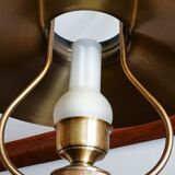 Chain suspension in storm lamp