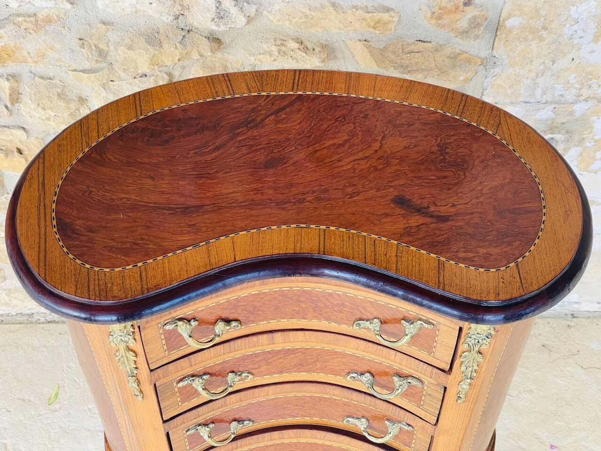 Commode style Louis XV en loupe d'orme et noyer