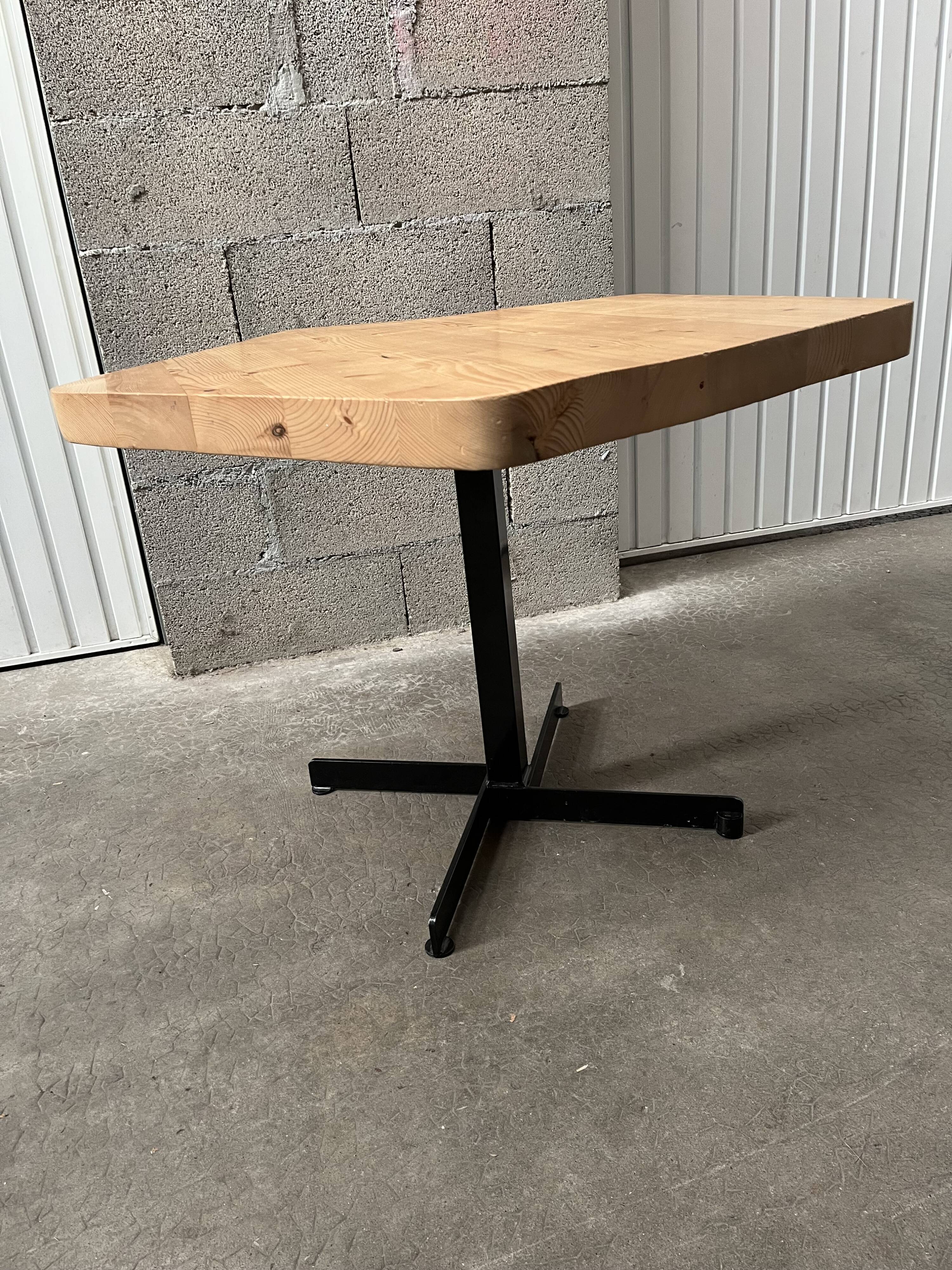 Design Pentagon table Charlotte Perriand for arches