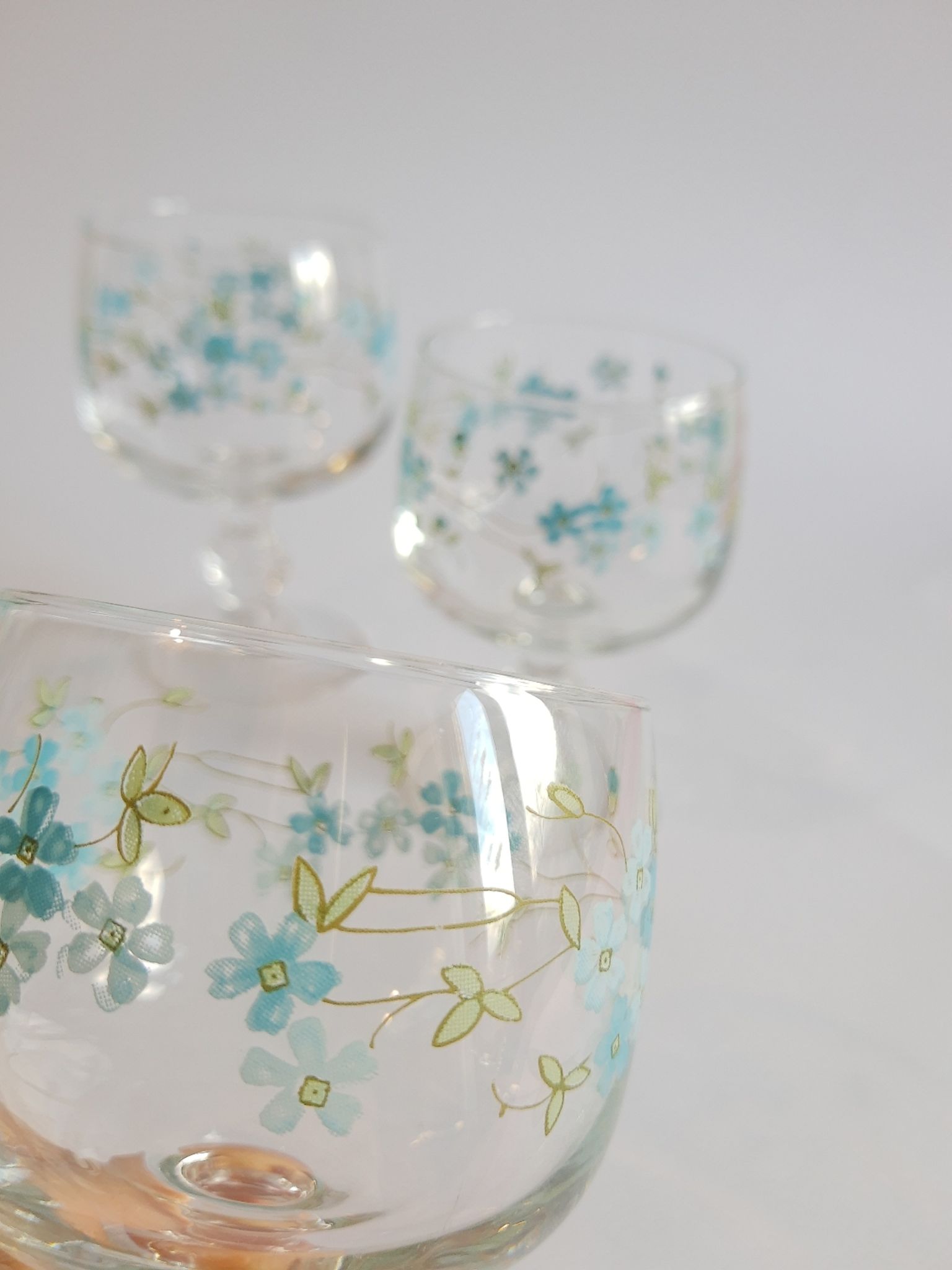 Set of 4 glasses with feet model Véronica Forget-me-nots France vintage
