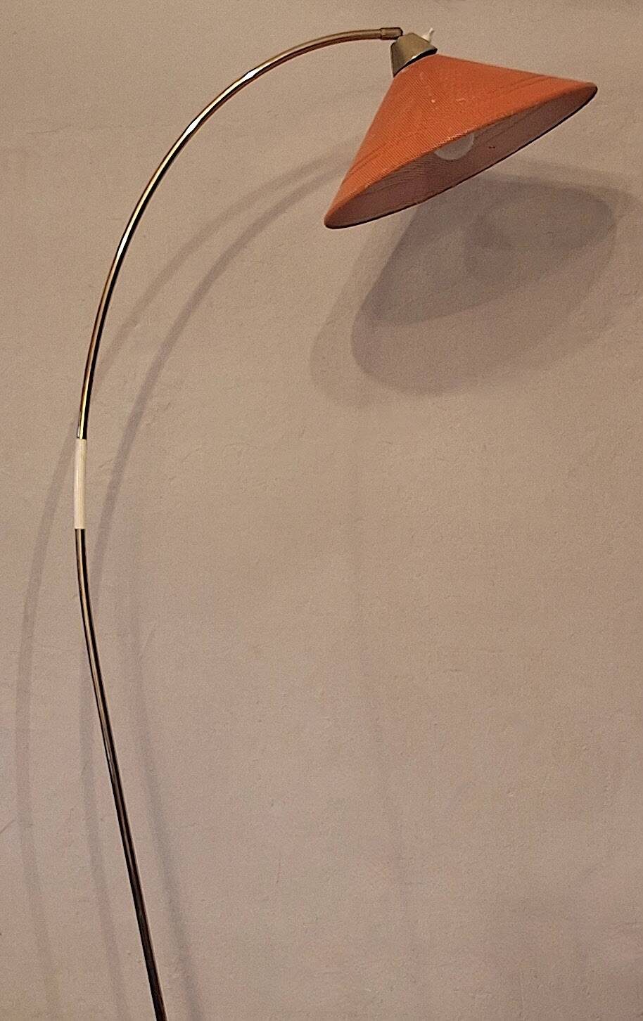 Lampadaire arc du milieu du siècle en laiton et métal perforé, années 1960.