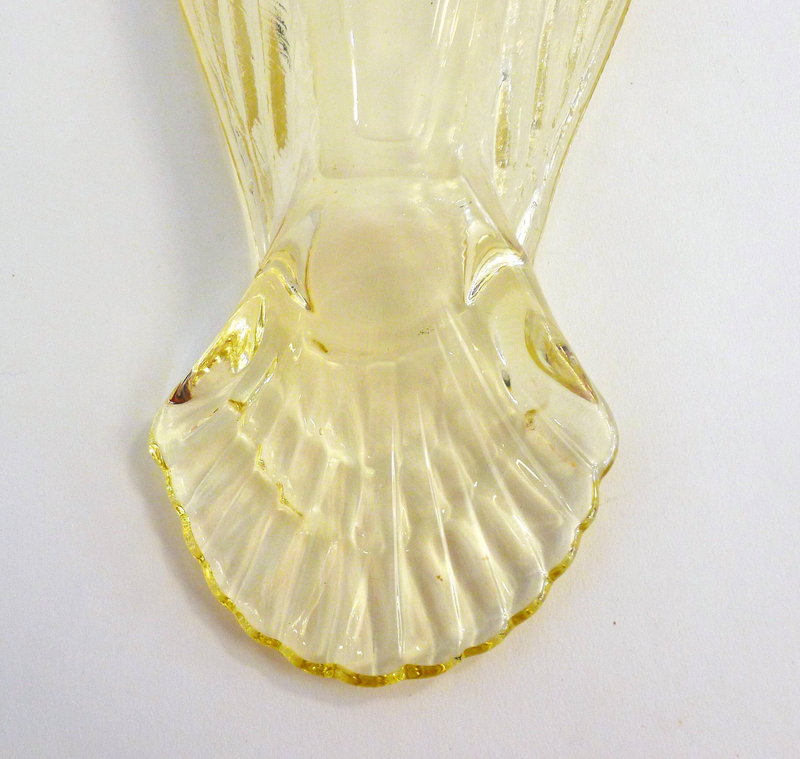 Plat coupe oiseau, en verre cristallin jaune pâle