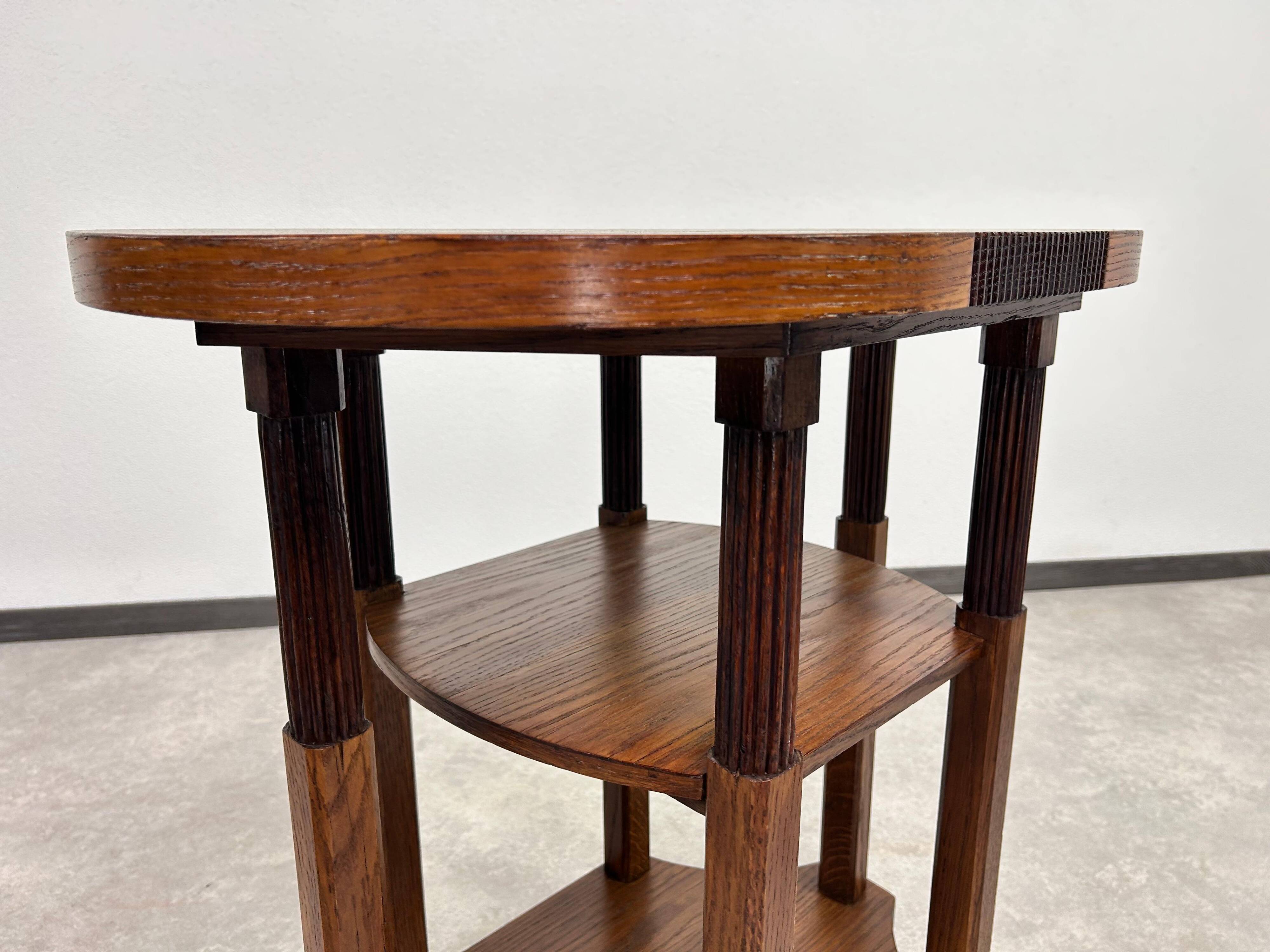 Table d'appoint ovale à six pieds dans le style de la sécession viennoise