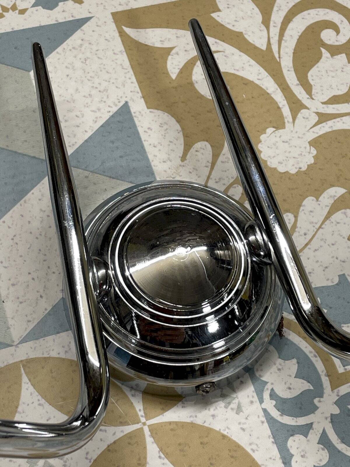 Wall light with 2 chrome-plated metal and glass globes