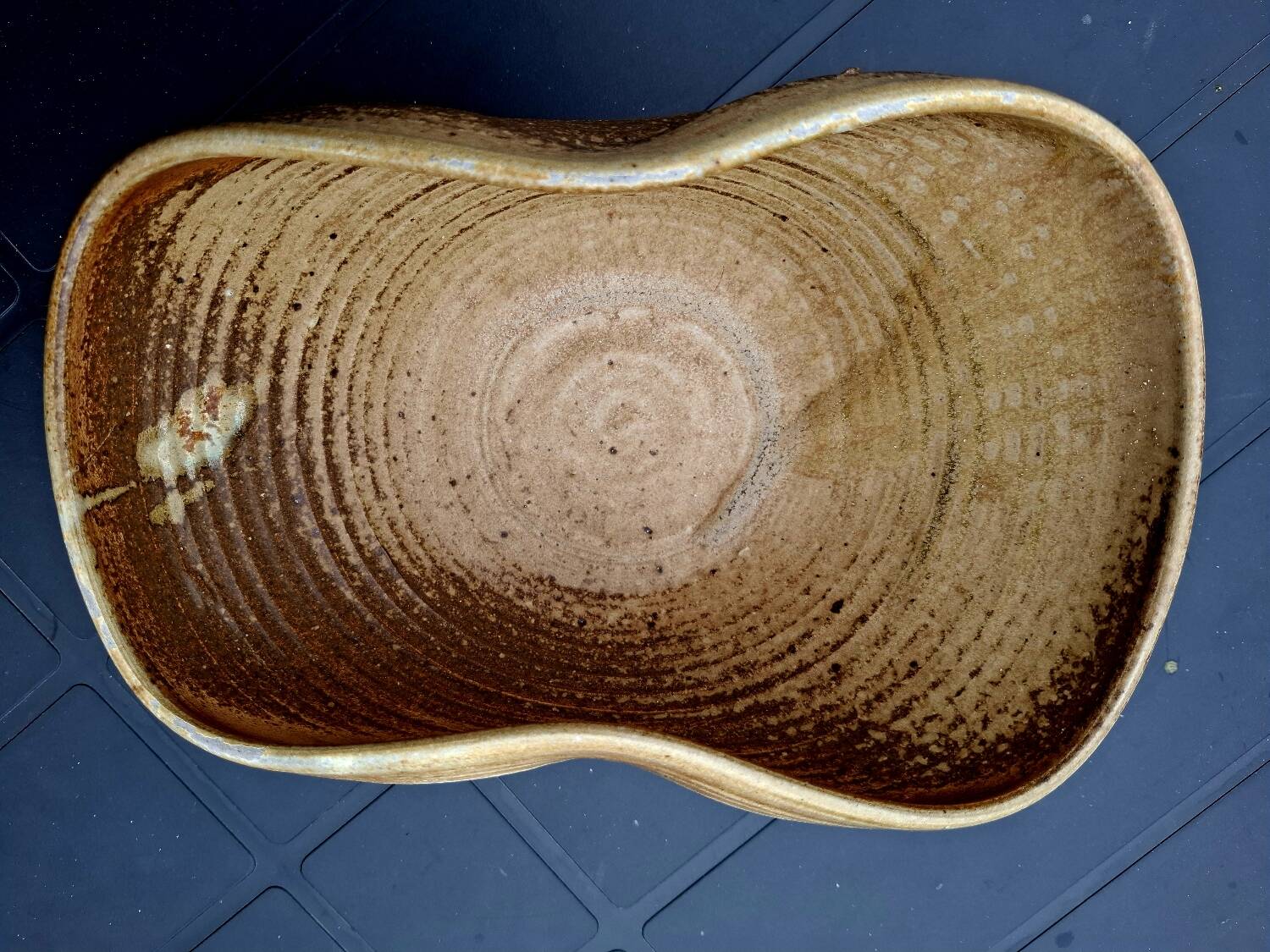 Earthenware fruit bowl (Lion) worked in the oval